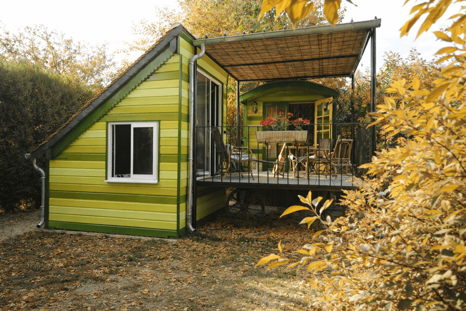 Marchais : Roulotte du Grand Logis à l'automne, espace bien-être