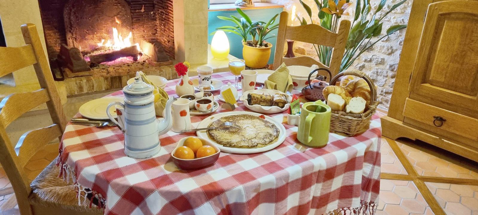 Marchais : Table de petit-déjeuner au Grand Logis