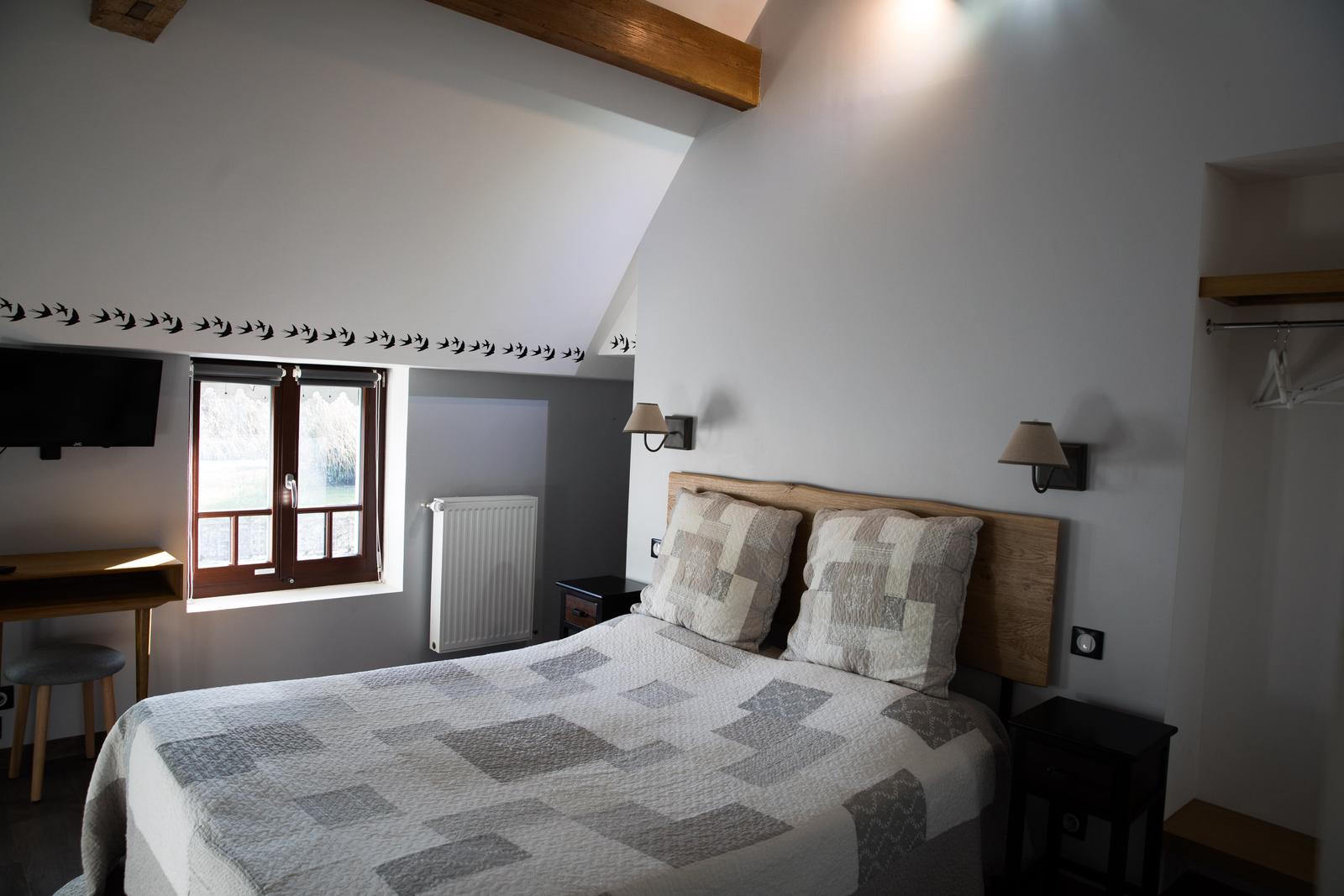 Solre-le-Château : chambre Hirondelles - La Ferme aux charmes 03
