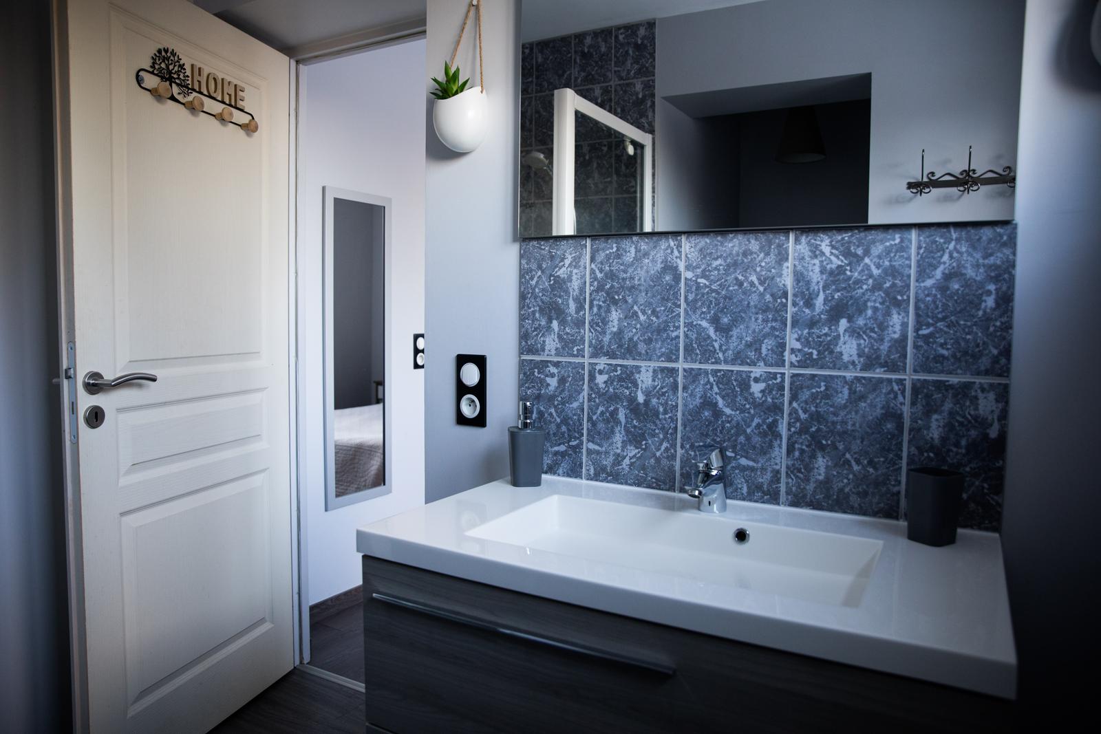 Solre-le-Château : salle de bain de la chambre Mésanges
