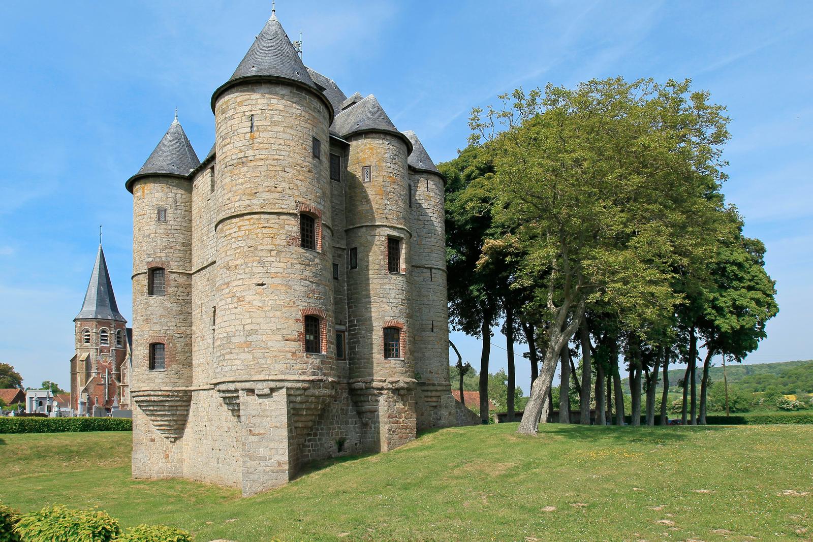 Bours : le donjon fortifié