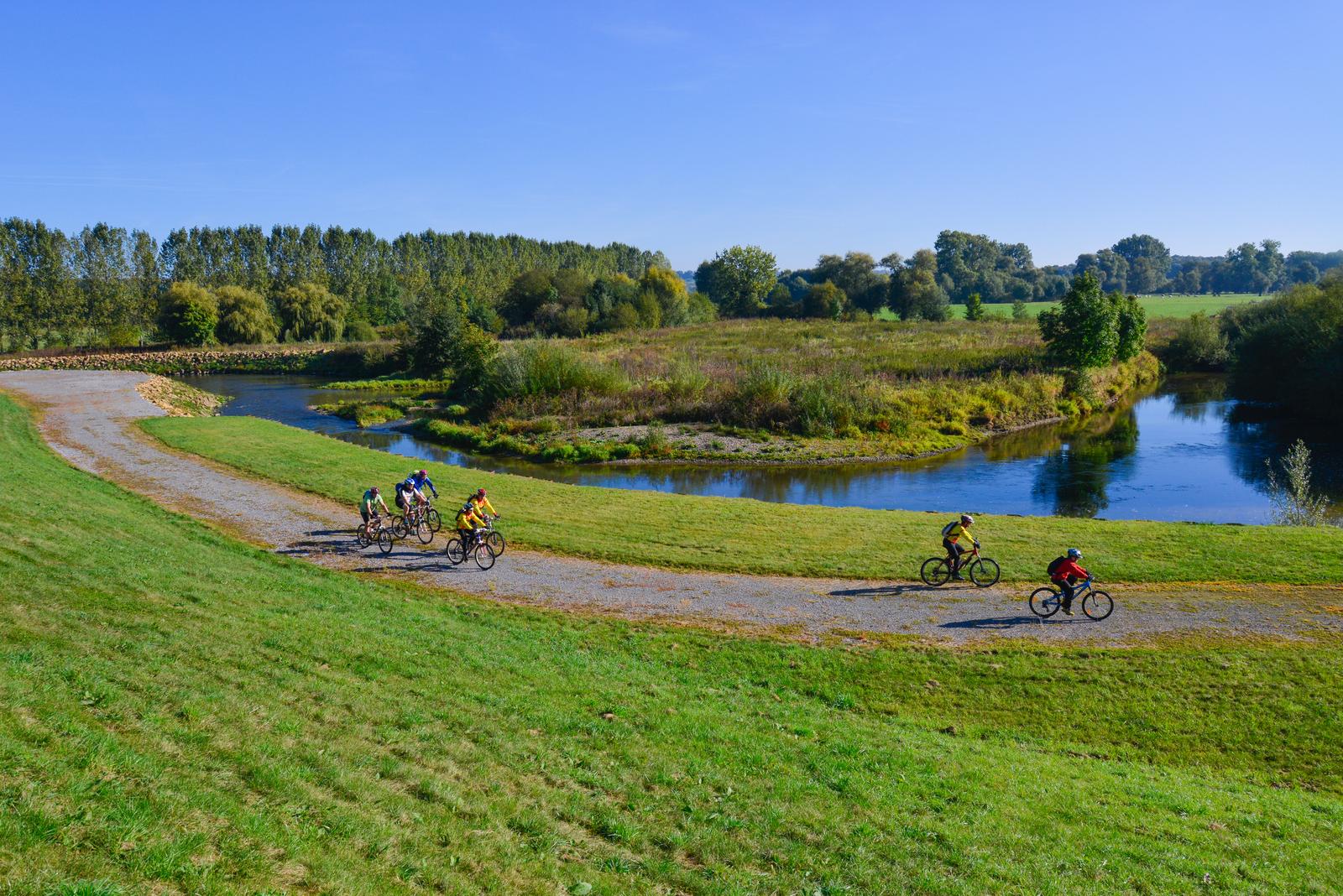 Thiérache : cyclistes sur l'axe vert en vallée de l'Oise