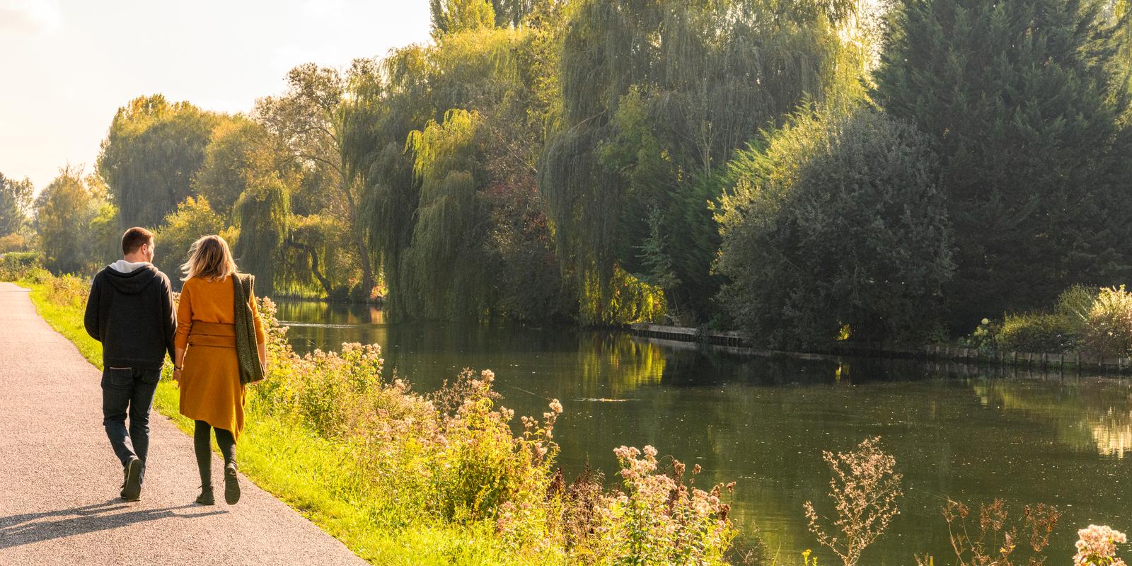 Amiens : promenade en couple le long du canal