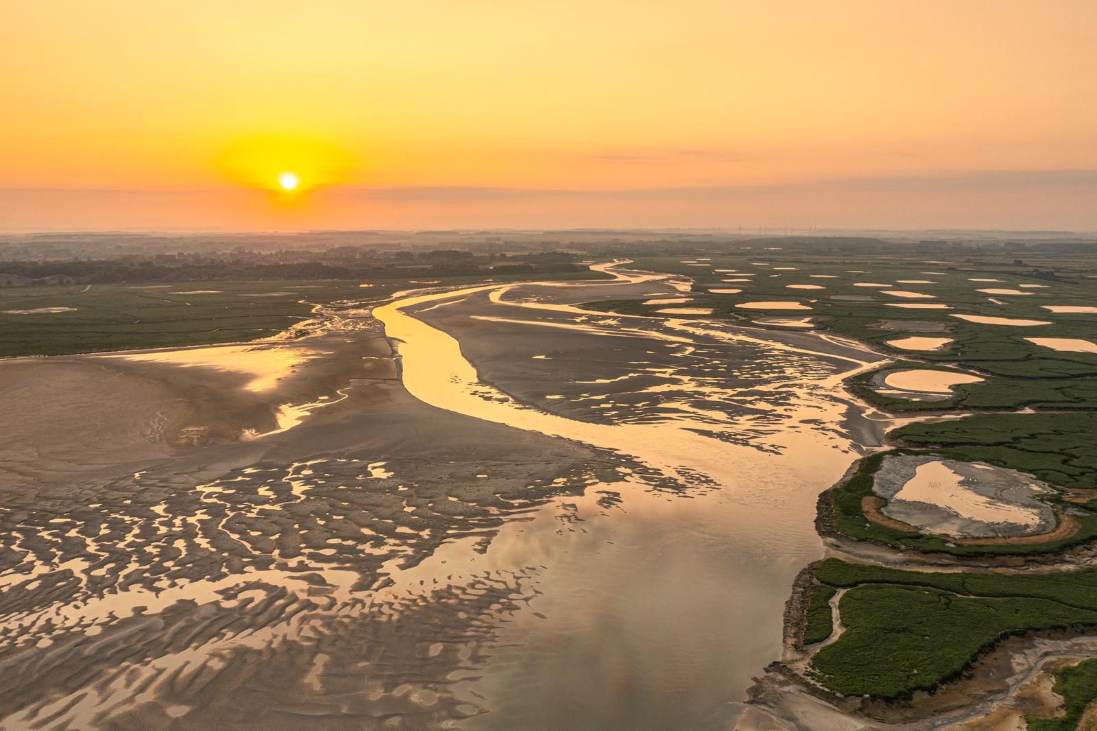 Baie d'Authie : vue aérienne au coucher du soleil
