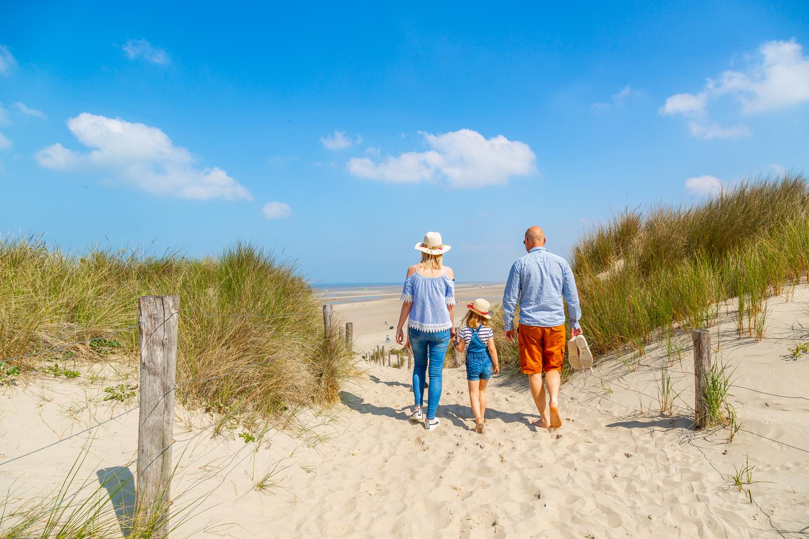 Merlimont : famille descendant le chemin d'accès à la plage 02