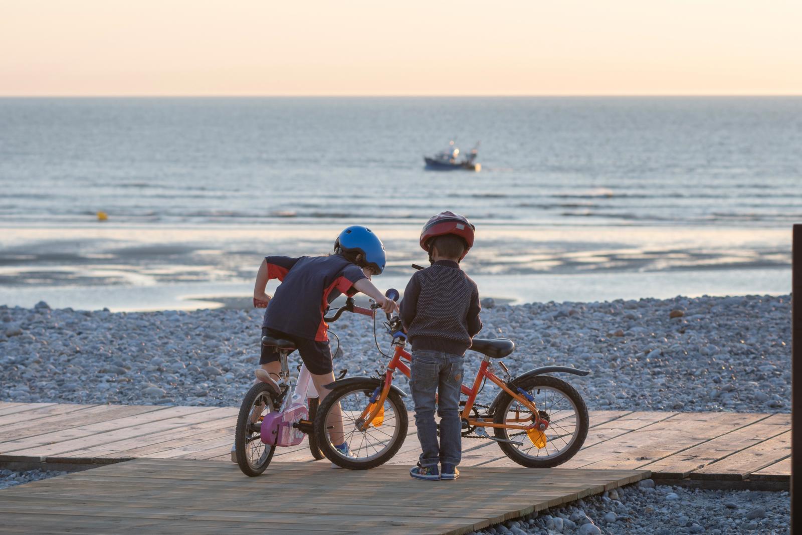 Cayeux-sur-Mer : enfants à vélo au bord de mer