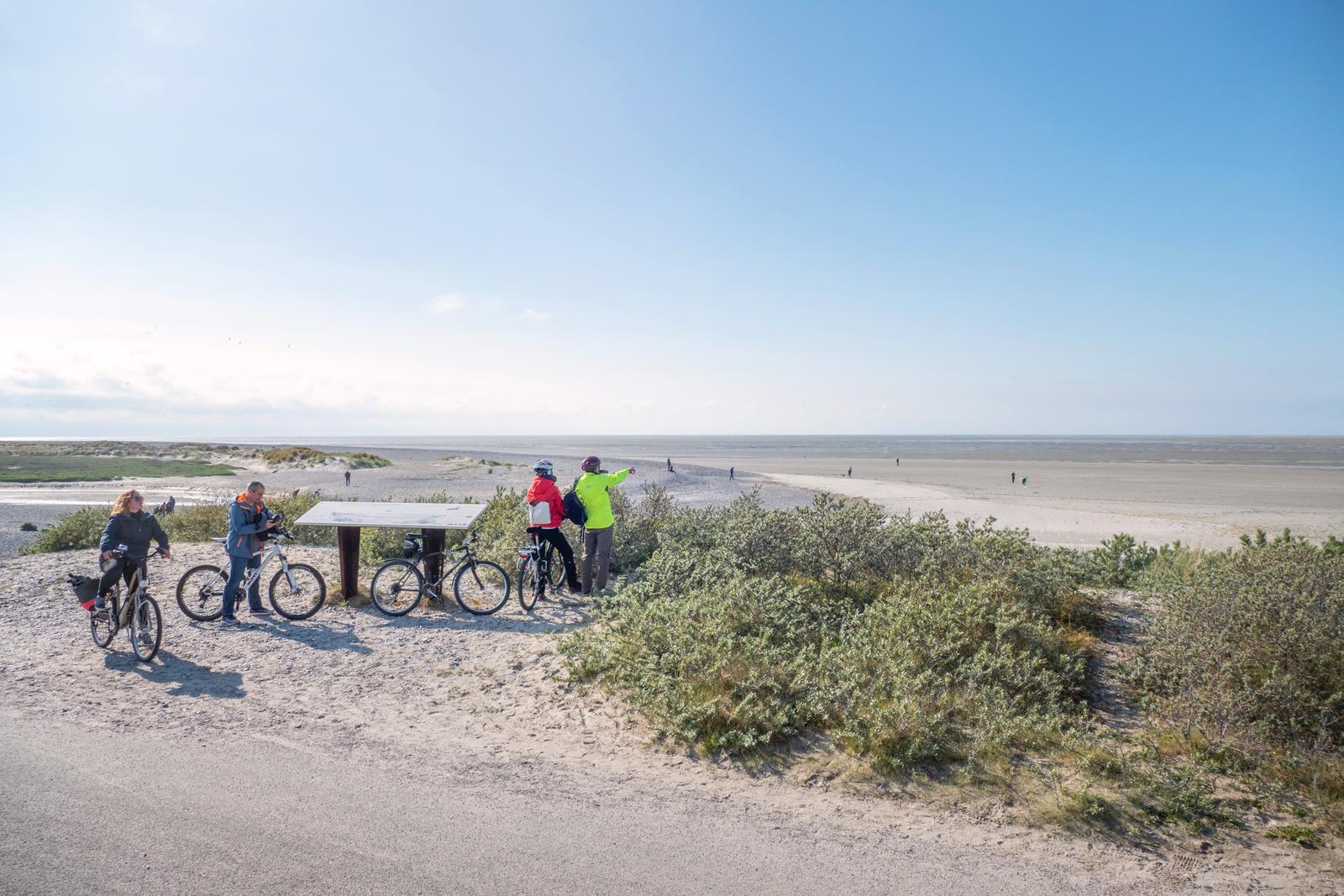 Cayeux-sur-Mer : promenade vélo en famille sur la plage