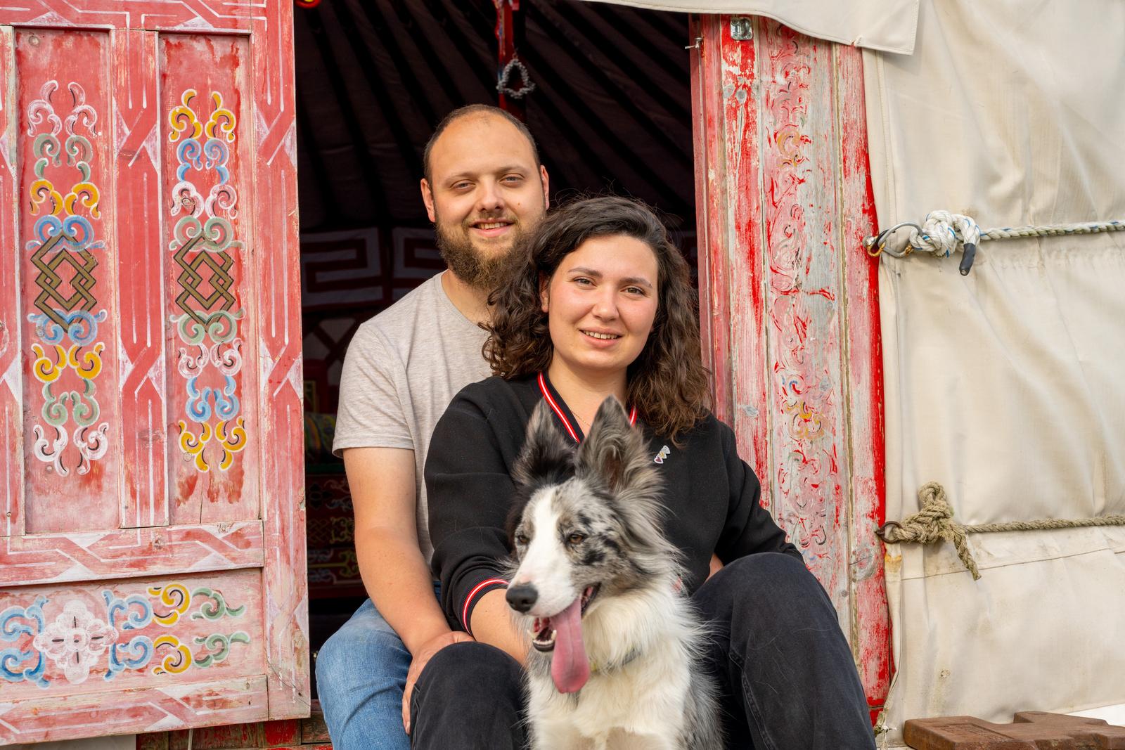 Farbus : yourte à la ferme du moulin de Bois, l'hôte Gaëtan Savary et sa femme