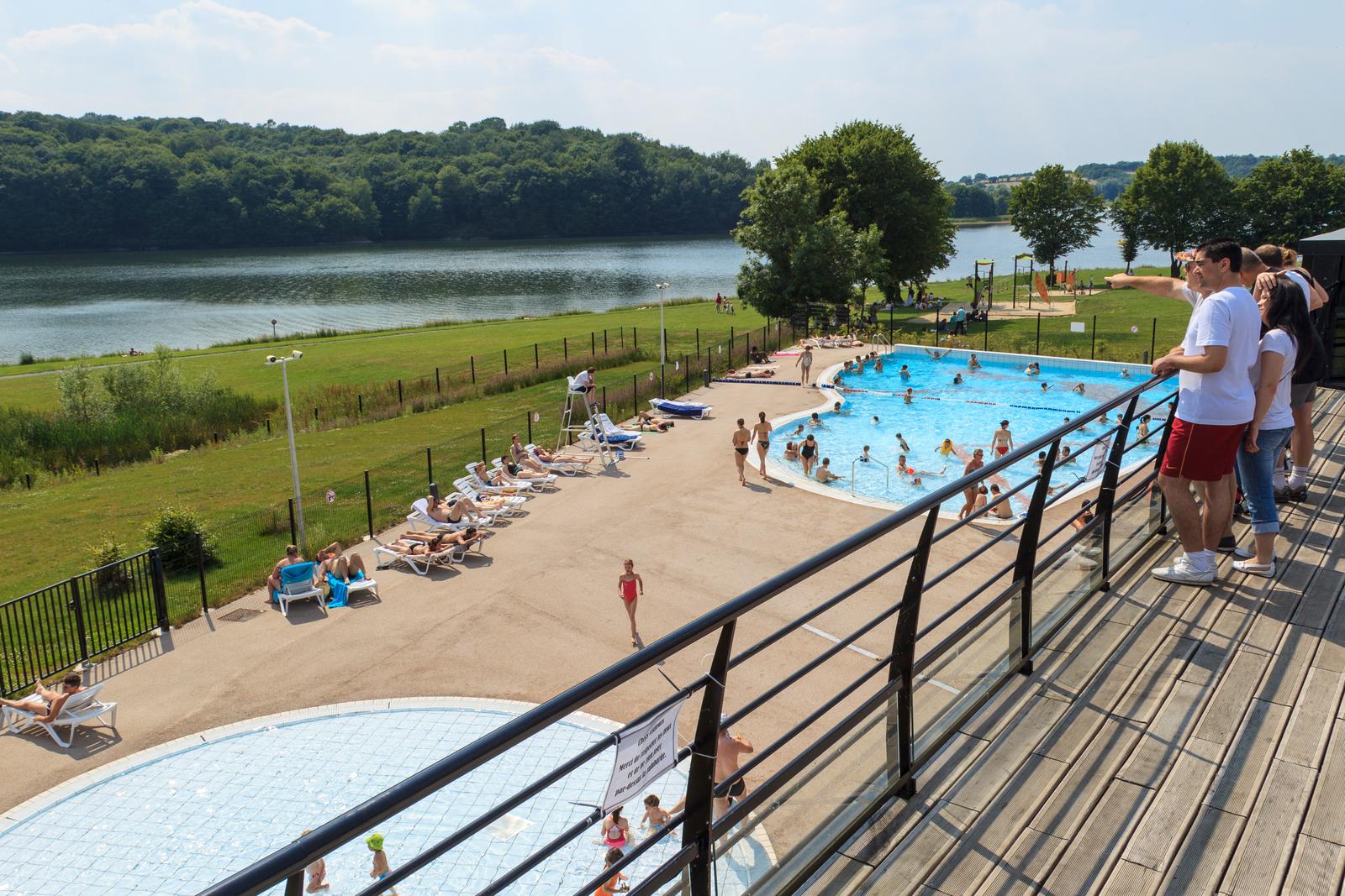 Eppe-Sauvage : station touristique du Valjoly, la piscine extérieure