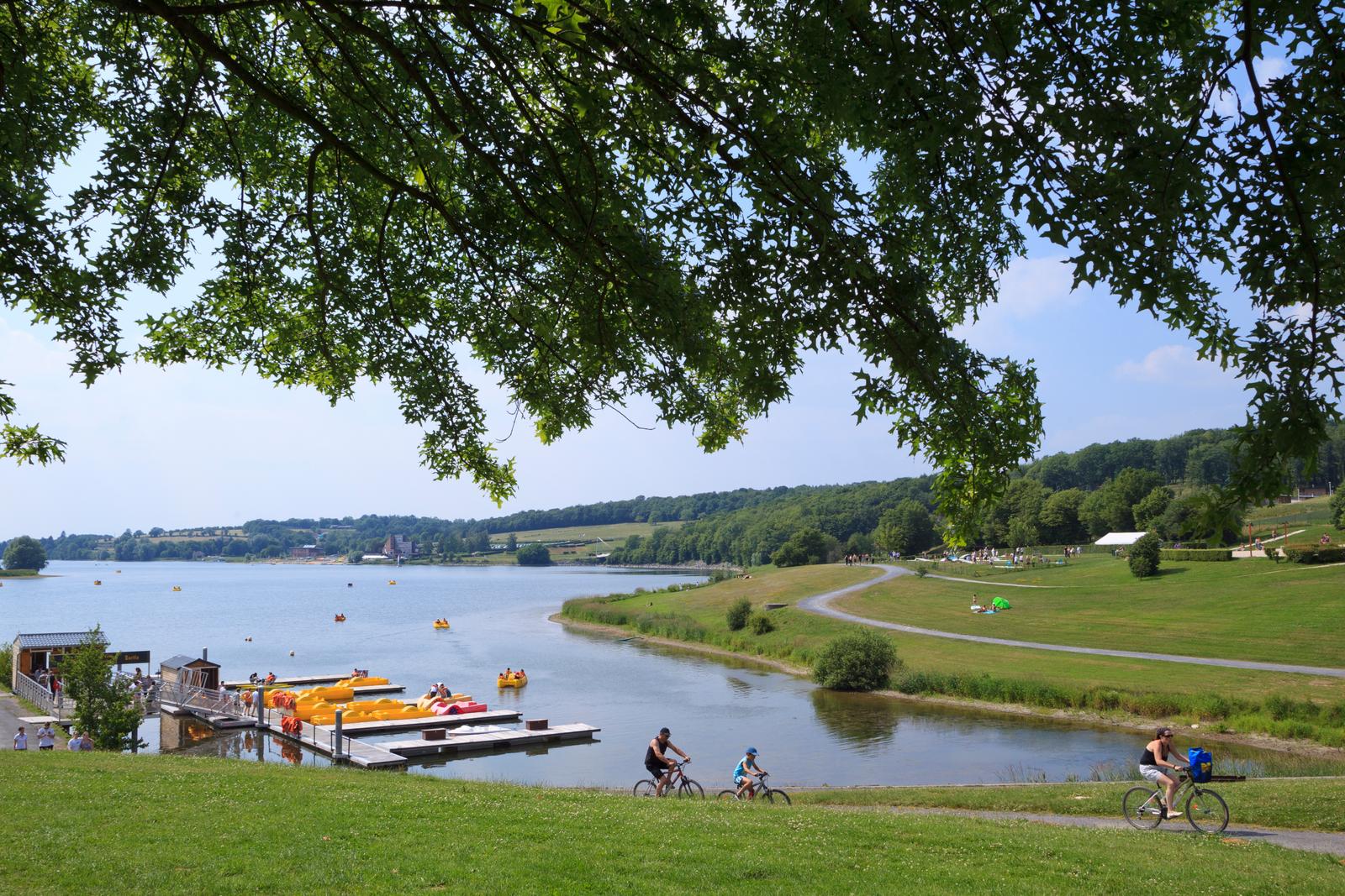 Eppe-Sauvage : station touristique du Valjoly, pédalos et cyclistes