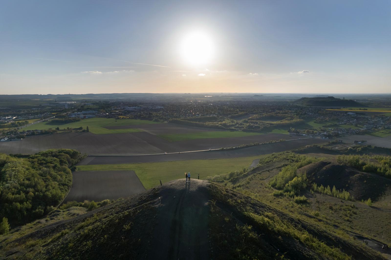 Loos-en-Gohelle : promeneurs au sommet du terril