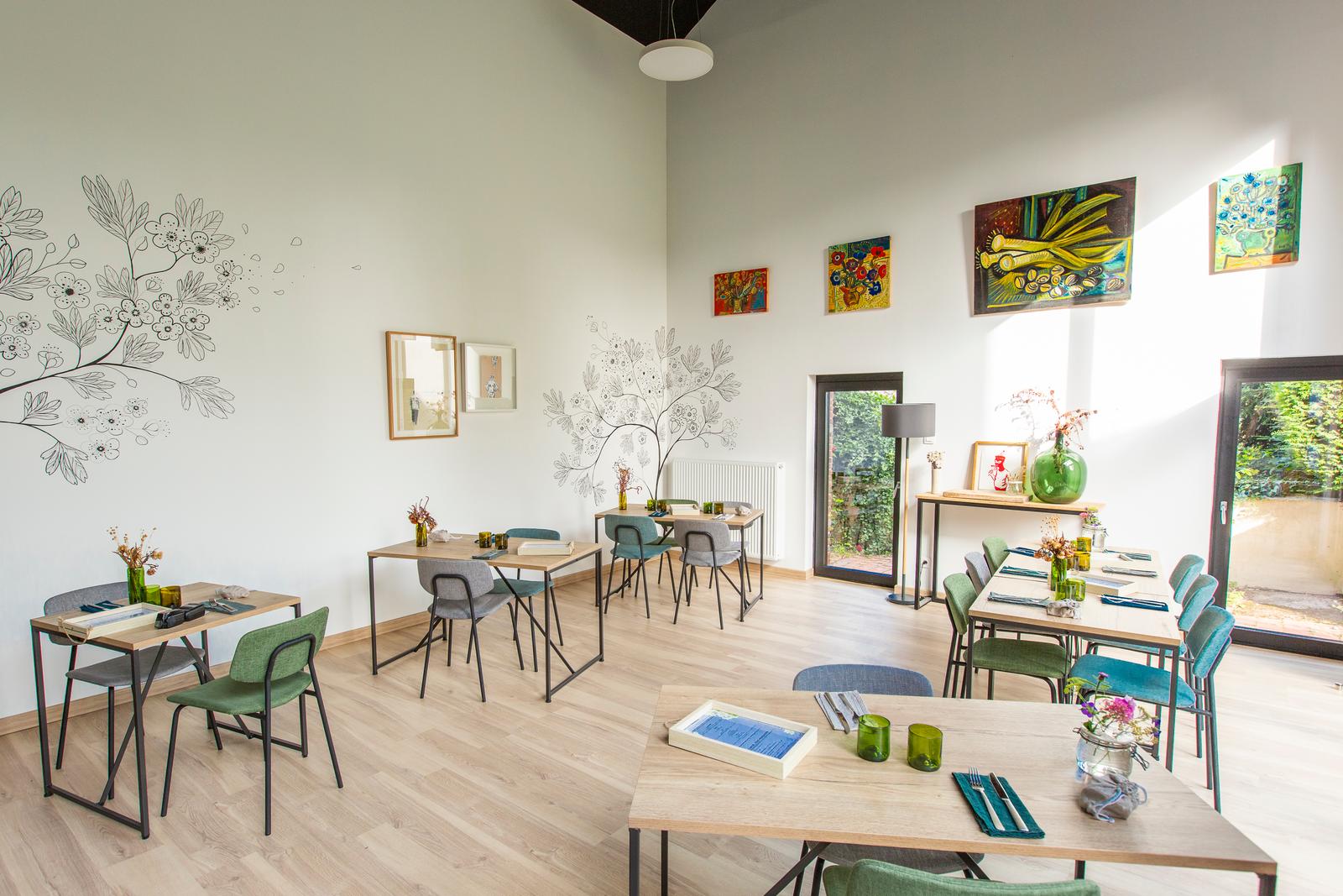 Sains-du-Nord : maison d'hôtes Aubépine - salle du micro-restaurant 02