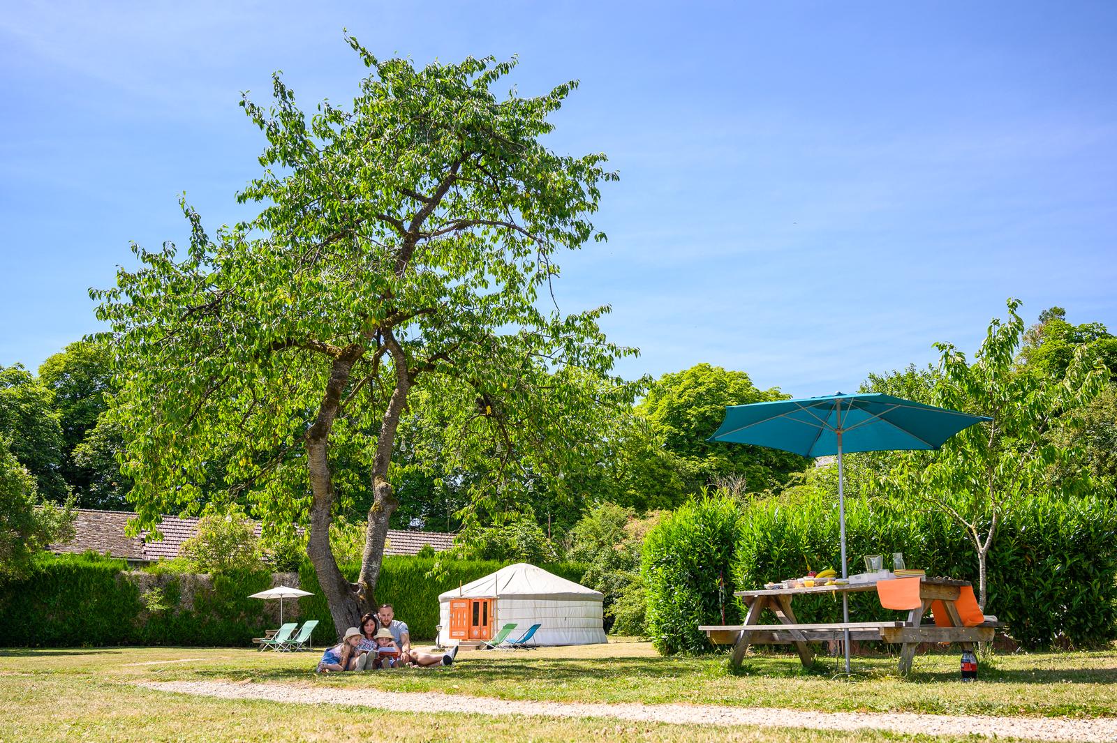 Trie-Château : le village des templiers, famille en été en yourte 08