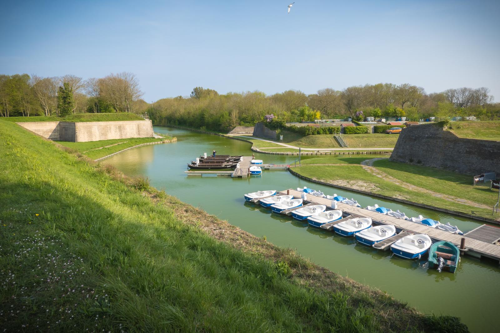 Gravelines : bateaux électriques dans les remparts