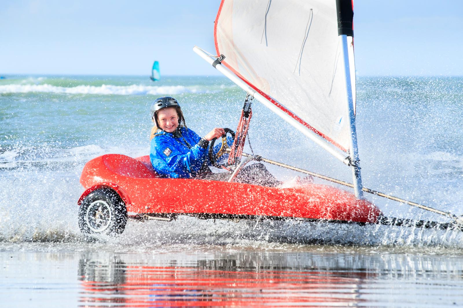 Wimereux : Julie Leprêtre monitrice de char à voile en action 02