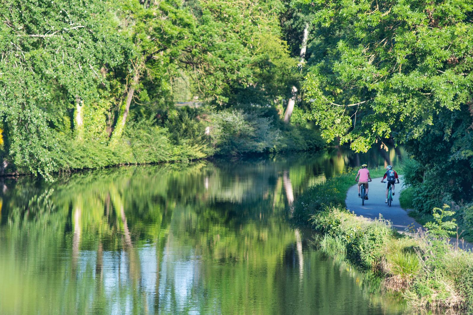 Long : cyclistes sur le chemin de halage