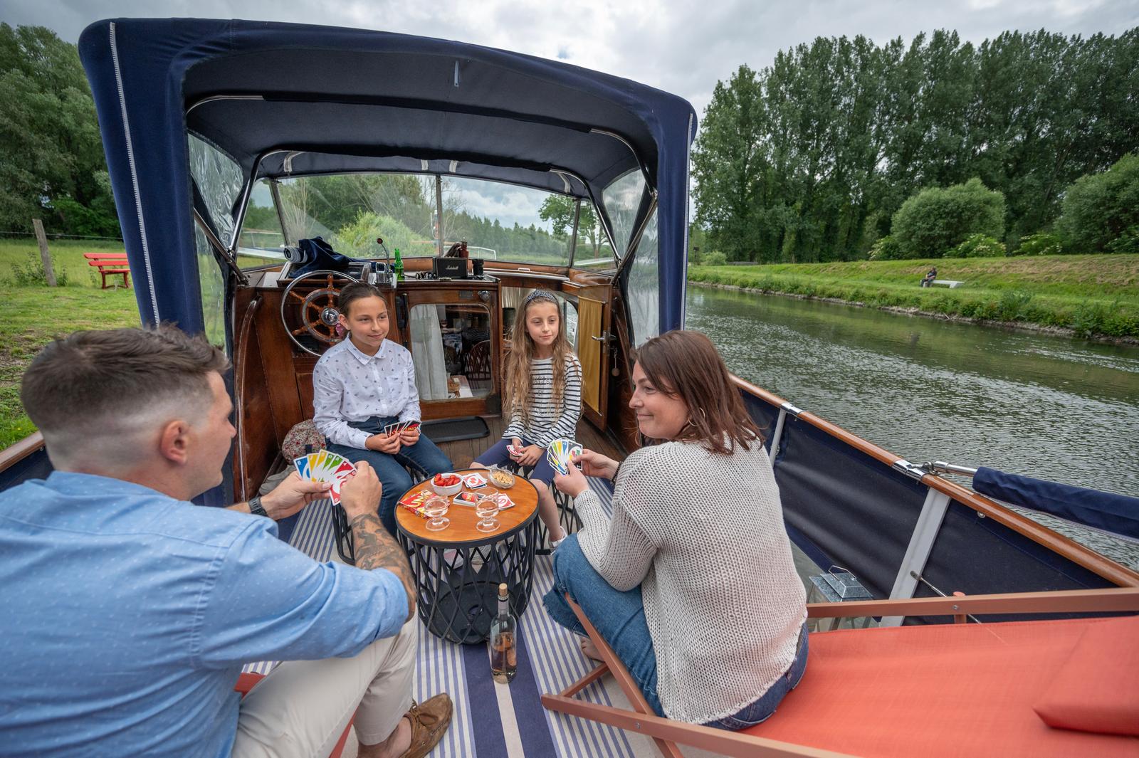 Eaucourt-sur-Somme : hébergement insolite bateau Sealov 16