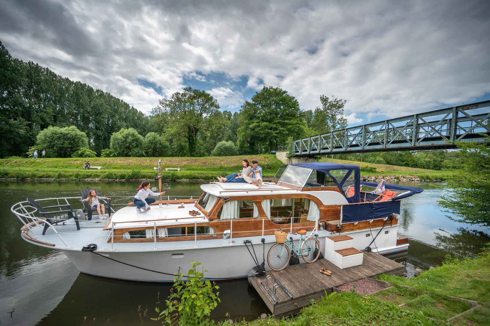 Eaucourt-sur-Somme : hébergement insolite bateau Sealov 17