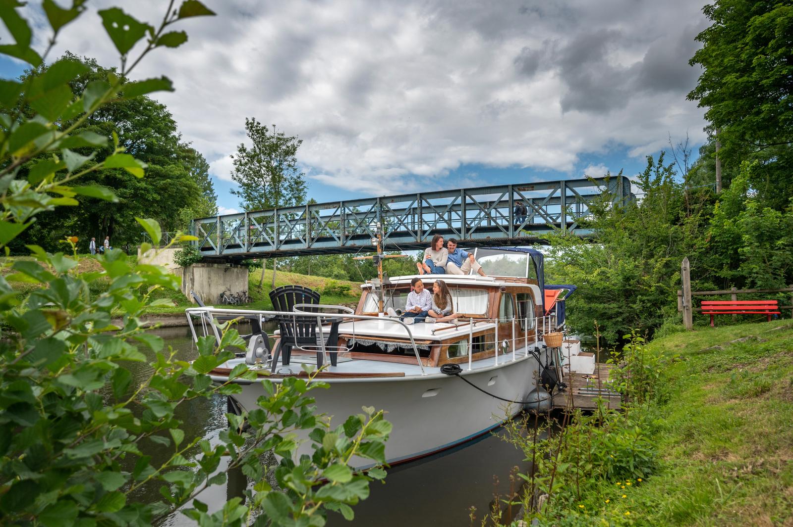 Eaucourt-sur-Somme : hébergement insolite bateau Sealov 18