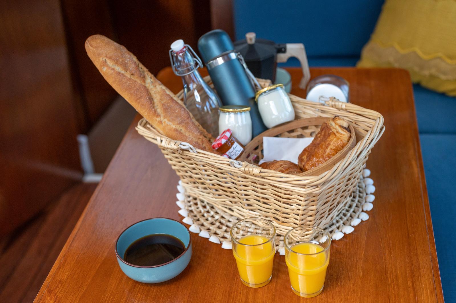 Eaucourt-sur-Somme : hébergement insolite bateau Sealov 42