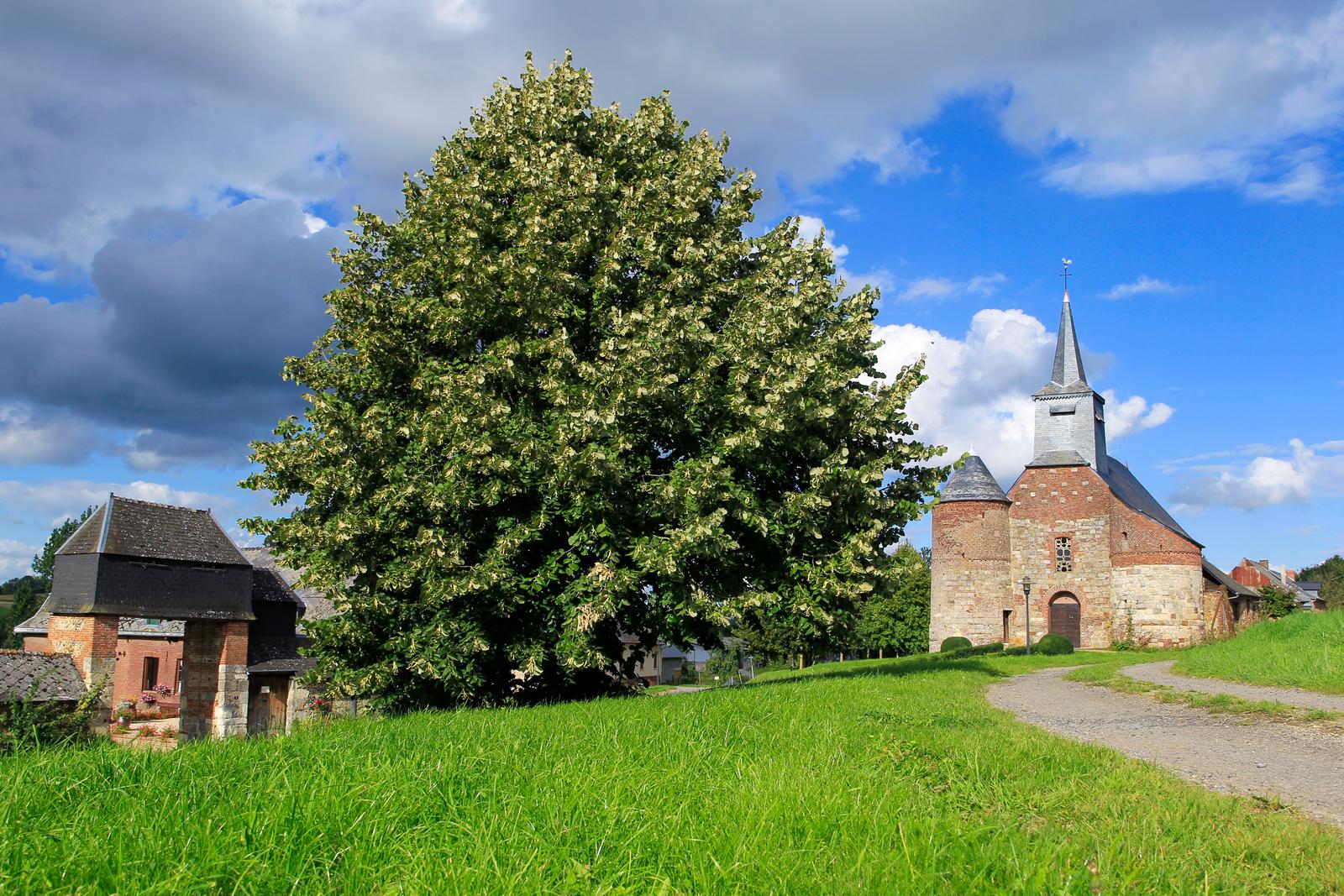 Bancigny : église fortifiée Saint Nicolas