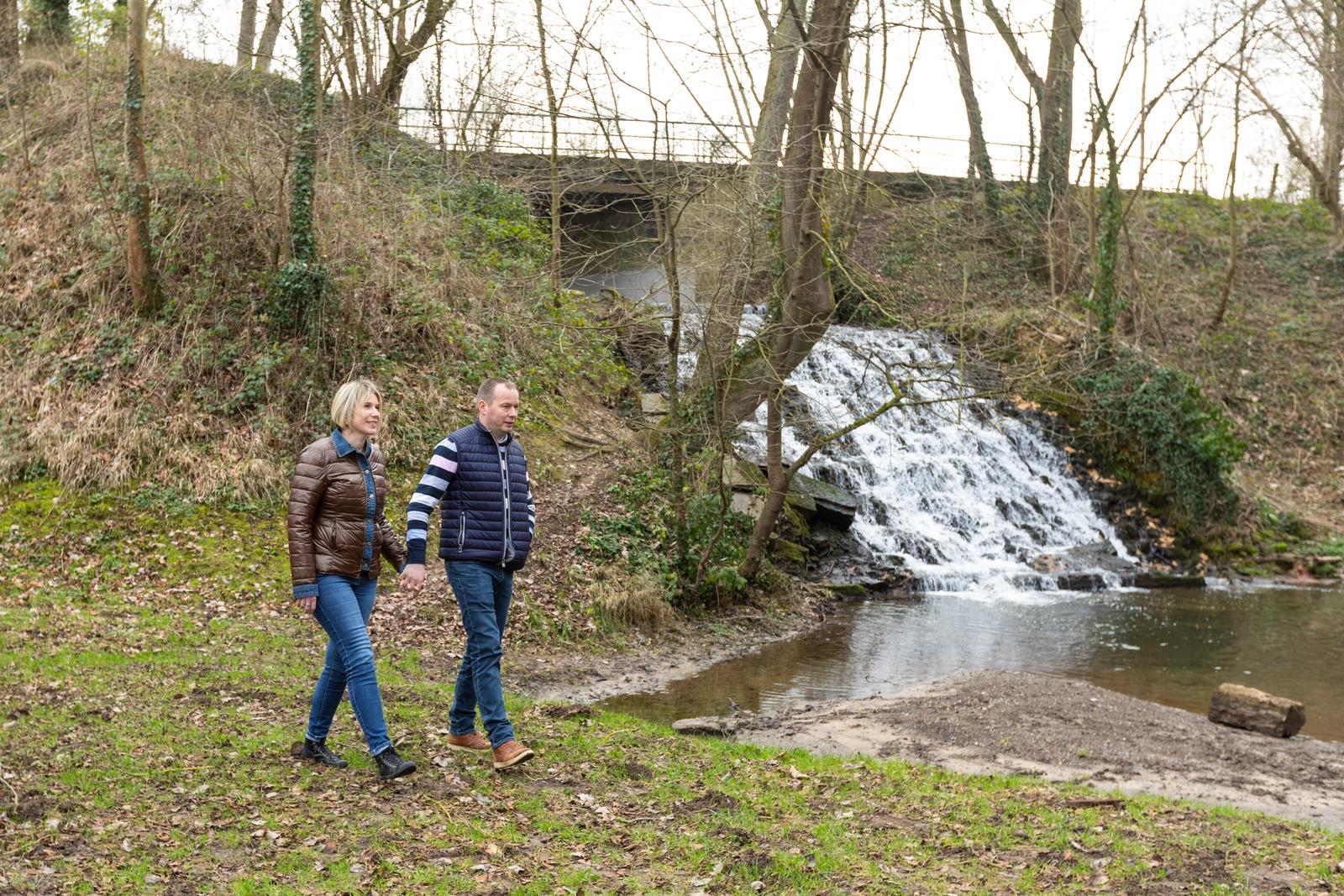 Le Quesnoy : couple en promenade à la cascade de Quélipont