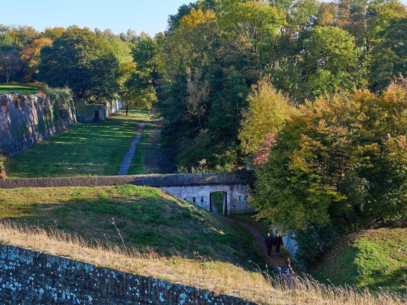 Bergues : promeneurs dans les remparts 