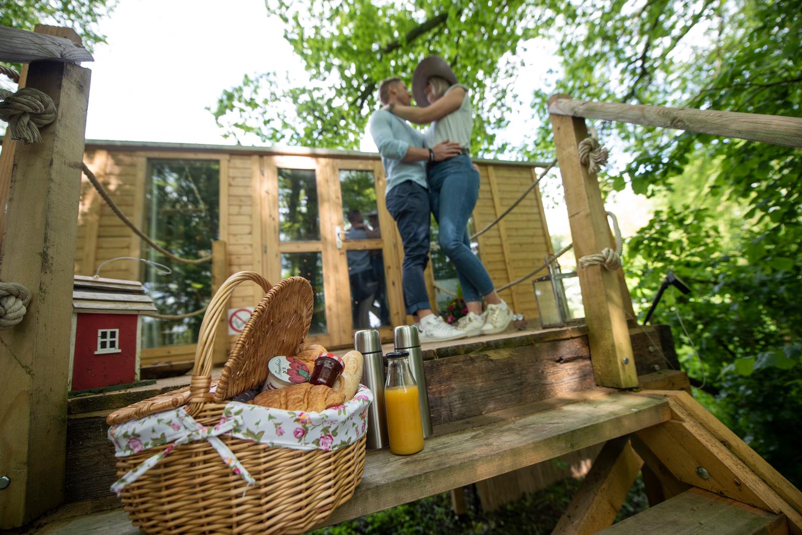 Reumont : couple dans la roulotte "Dentelles et enchantements" au domaine EDEN 2