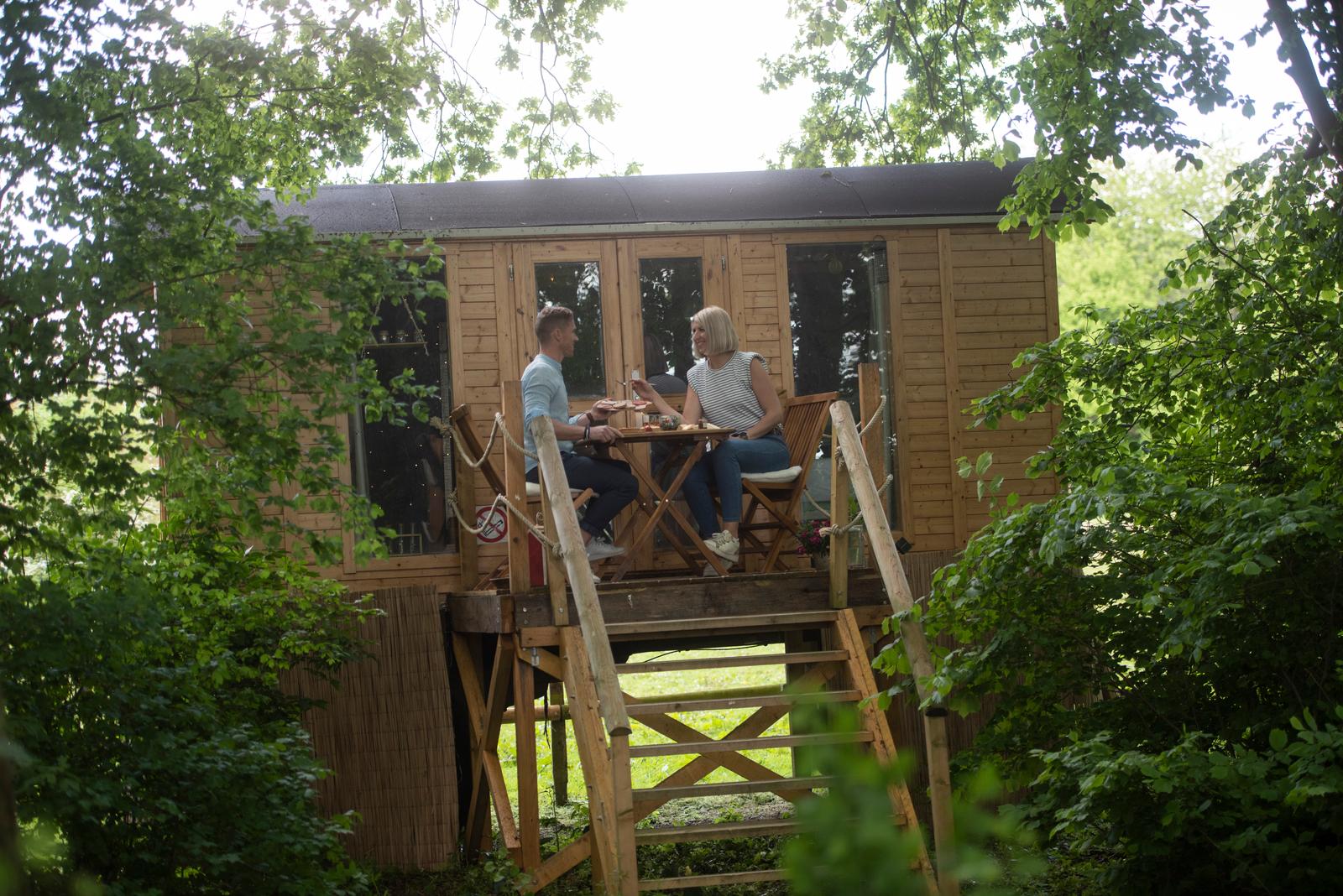 Reumont : couple dans la roulotte "Dentelles et enchantements" au domaine EDEN 3