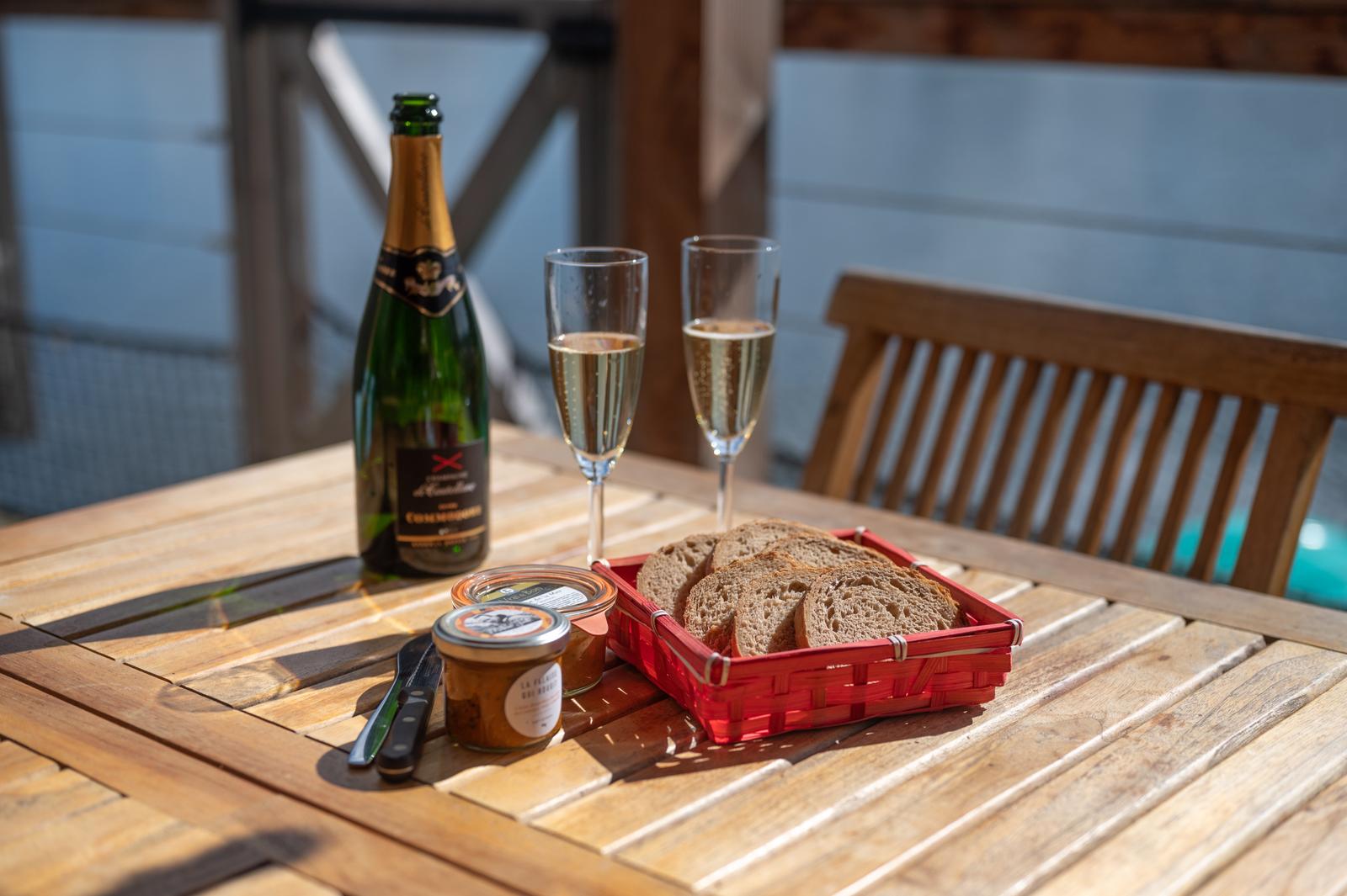 Beauchamps : domaine du Lieu Dieu, apéritif au champagne sur la terrasse