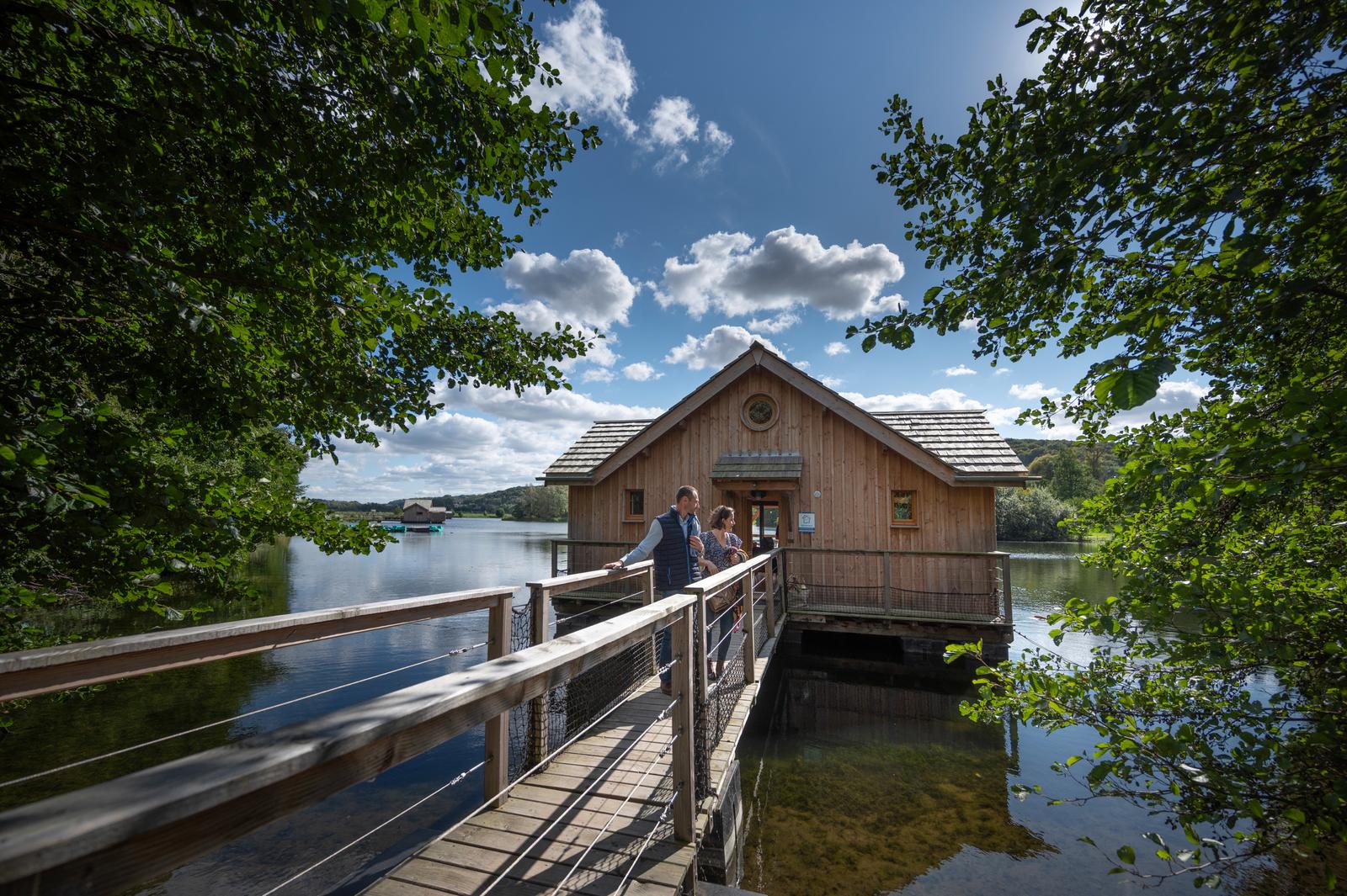 Beauchamps : domaine du Lieu Dieu, couple sur le pont qui mène à la cabane