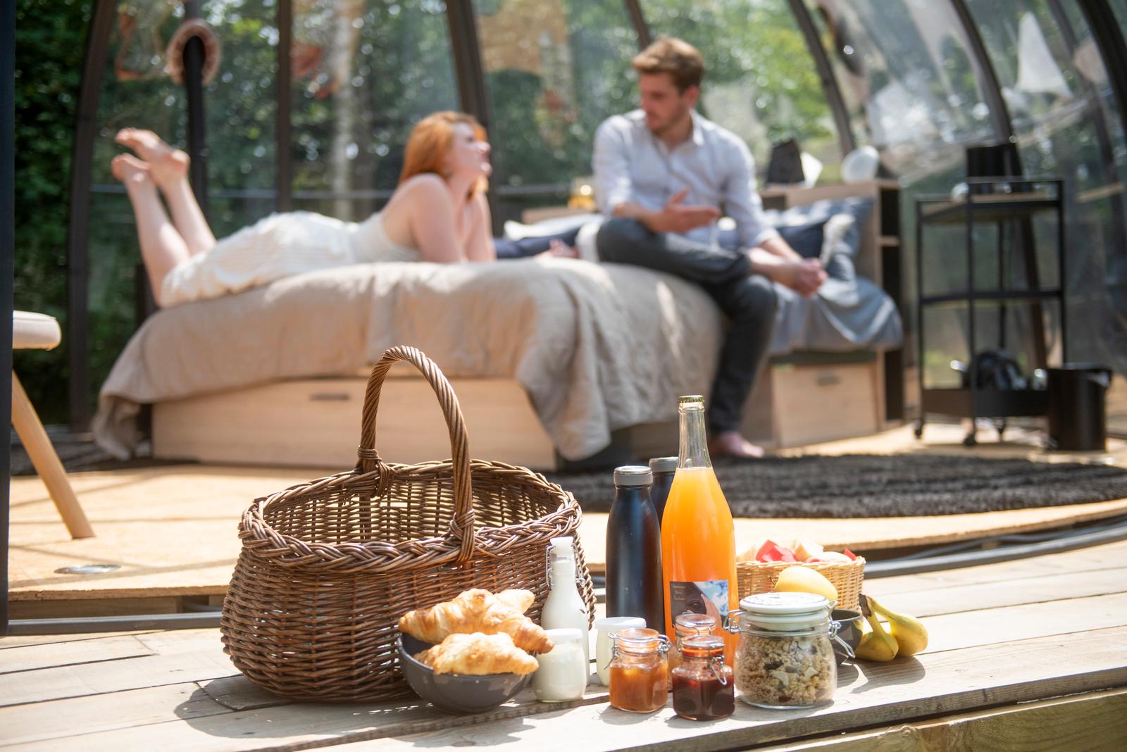 Etréaupont : couple au petit-déjeuner au domaine des Foulons 01