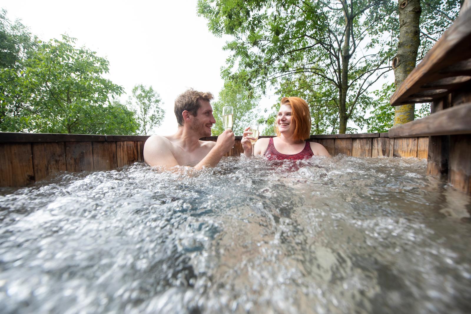 Etréaupont : couple dans le bain nordique du domaine des Foulons 03