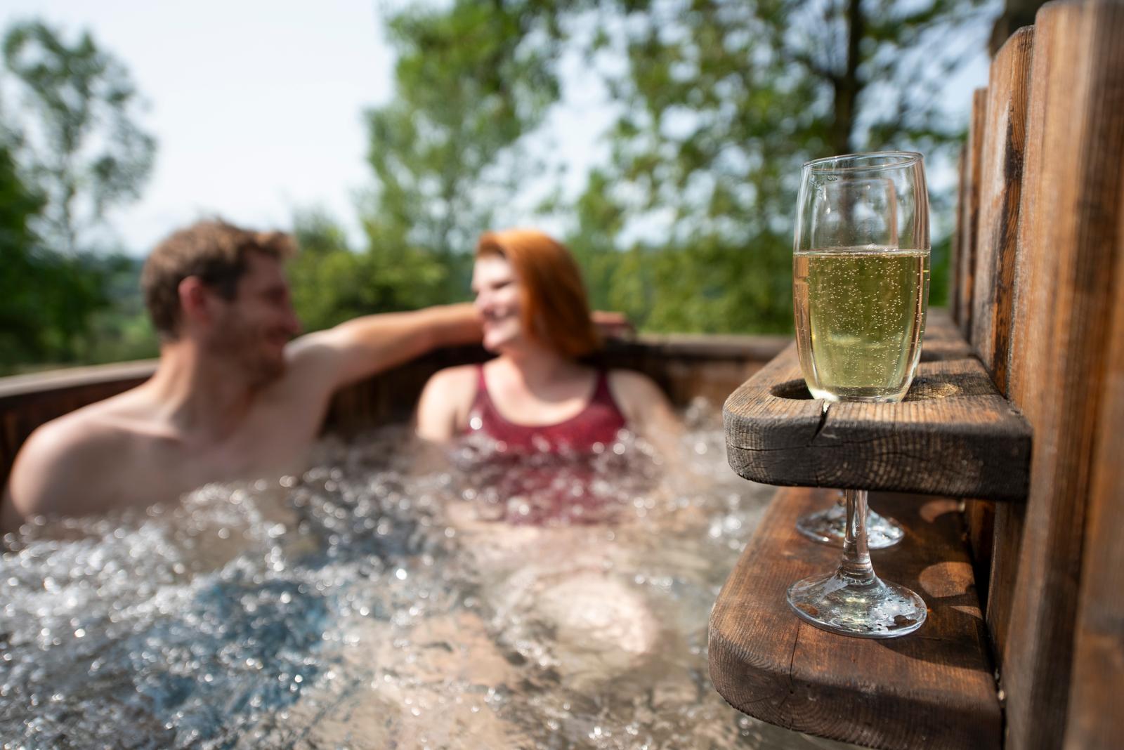 Etréaupont : couple dans le bain nordique du domaine des Foulons 05