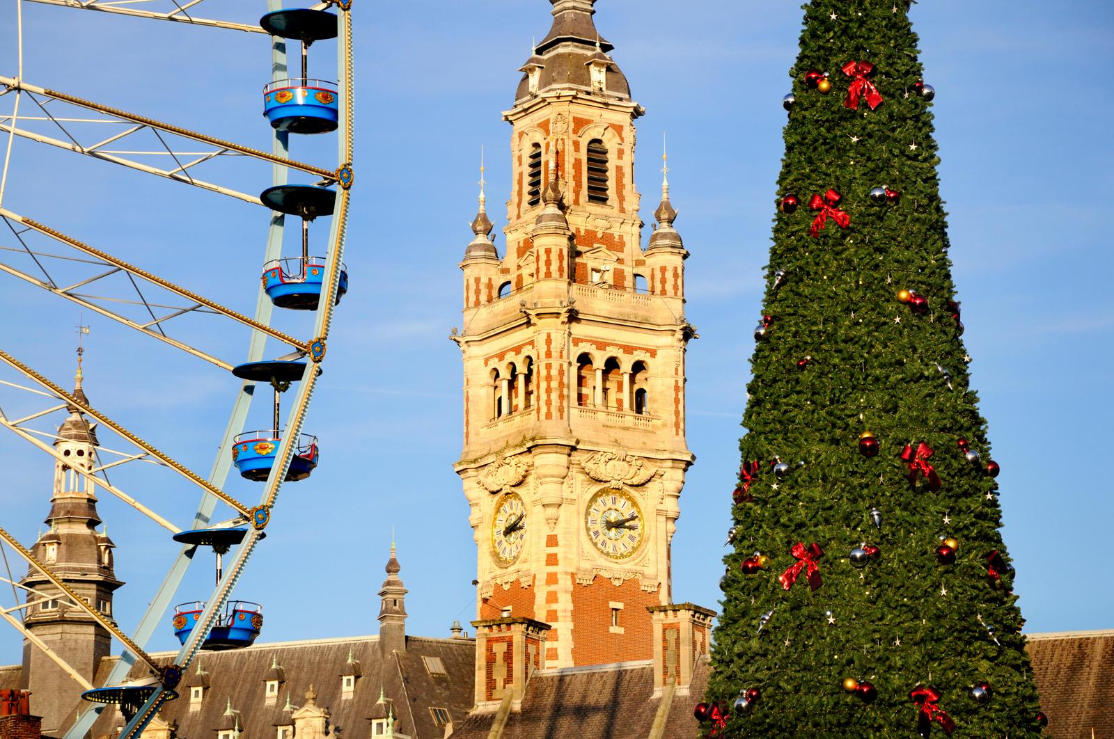 Lille : beffroi de la chambre de commerce à Noël _ Alamyphoto-ED7CRM