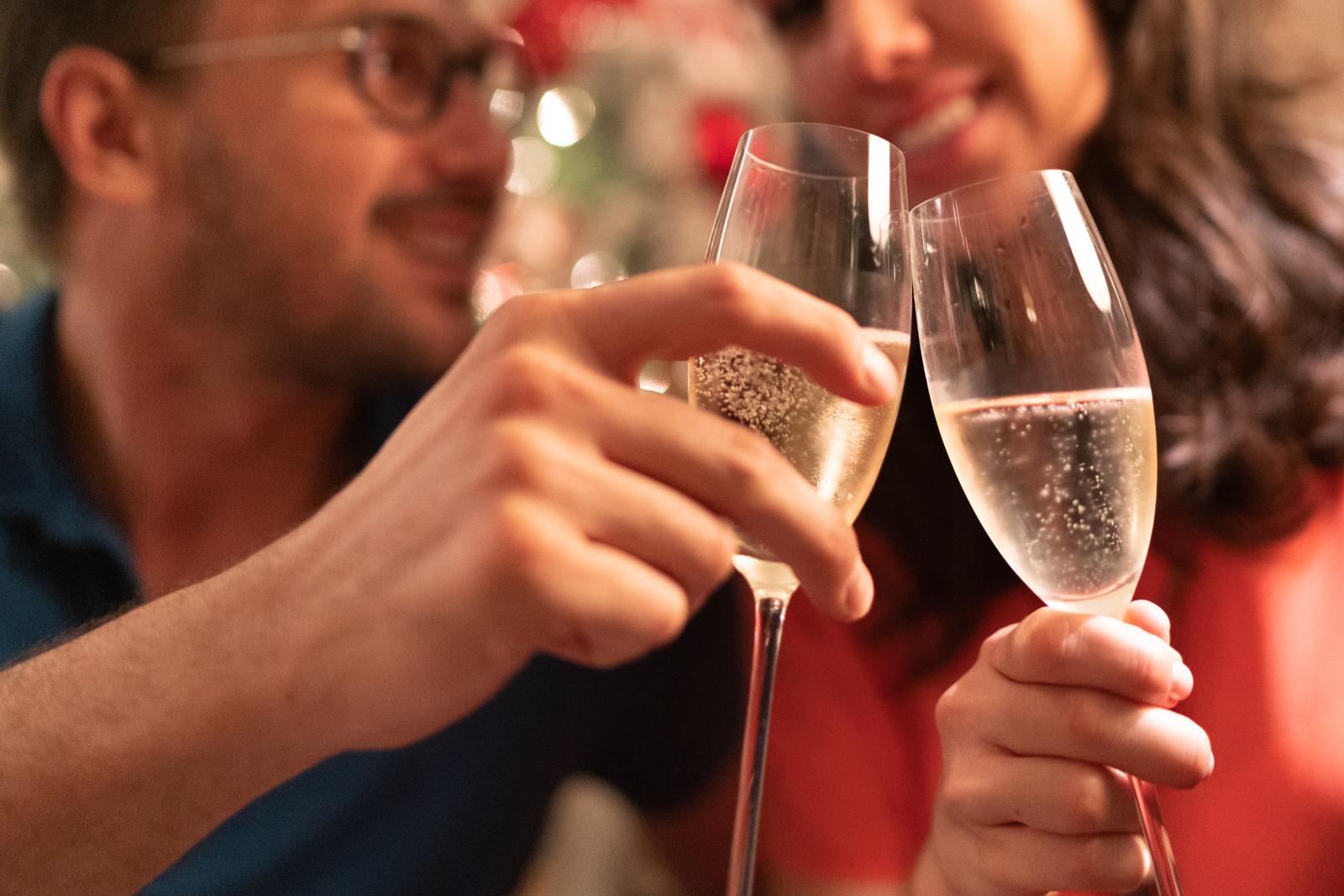 iStock-1083651910-champagne-couple
