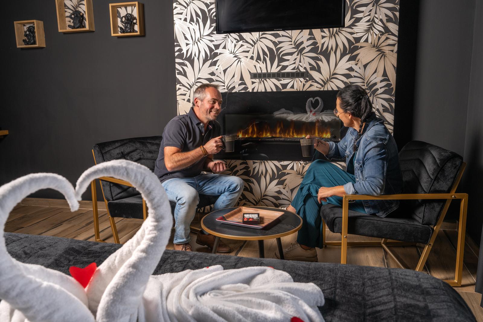 Le Domaine de Wambrechies : couple prenant le thé devant la cheminée 