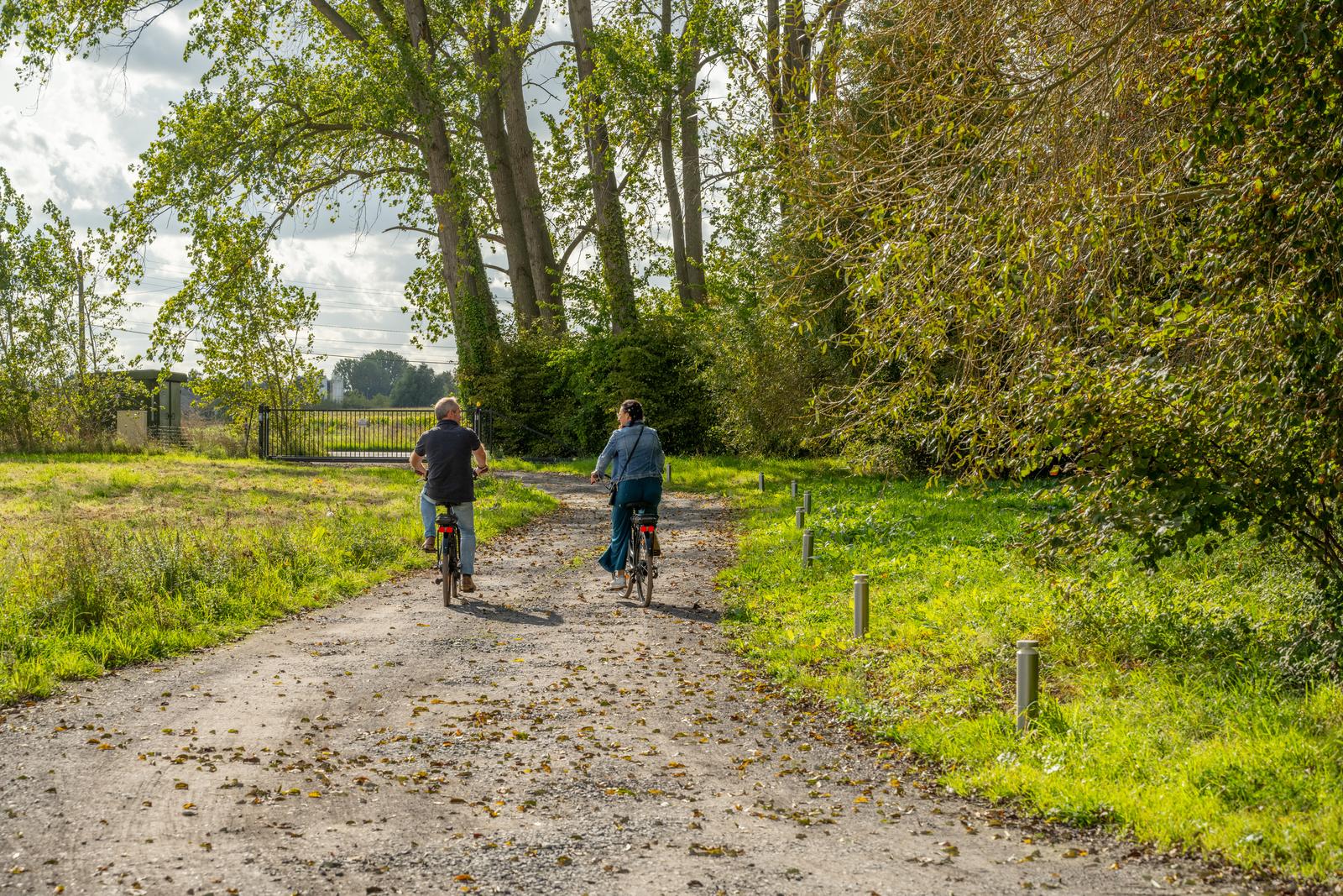 Le Domaine de Wambrechies : couple à vélo sur un petit chemin