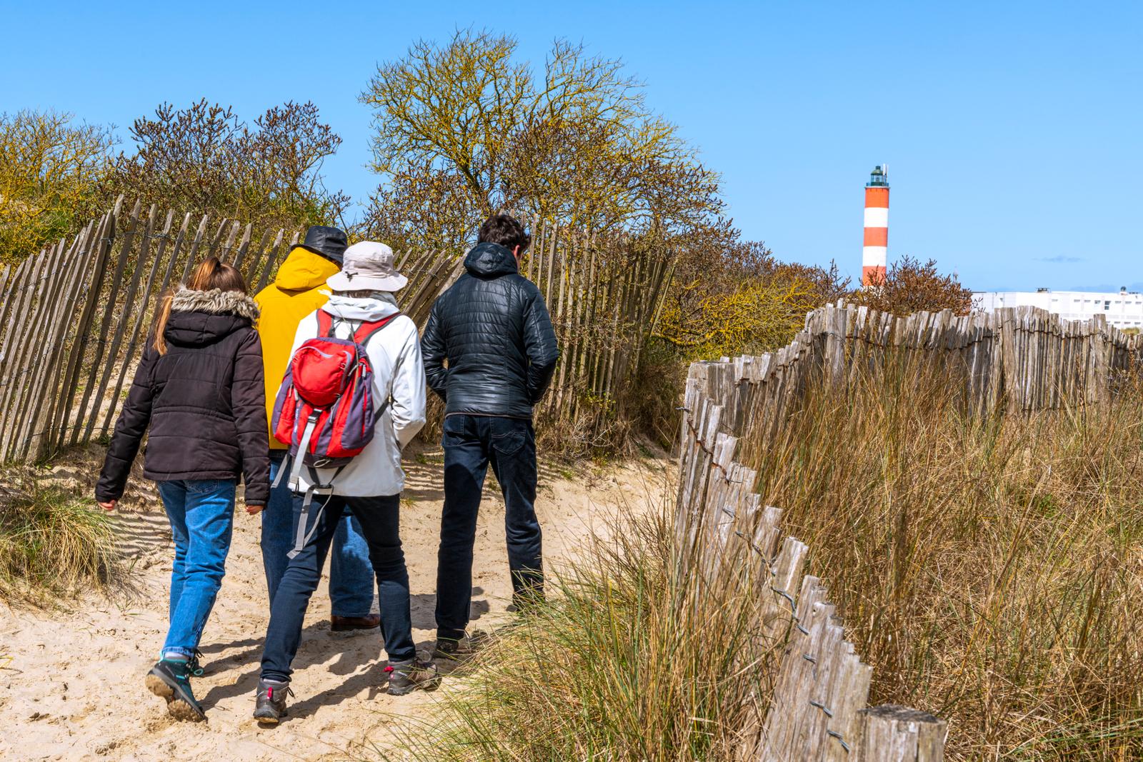 Berck - Promeneurs sur le sentier menant au phare