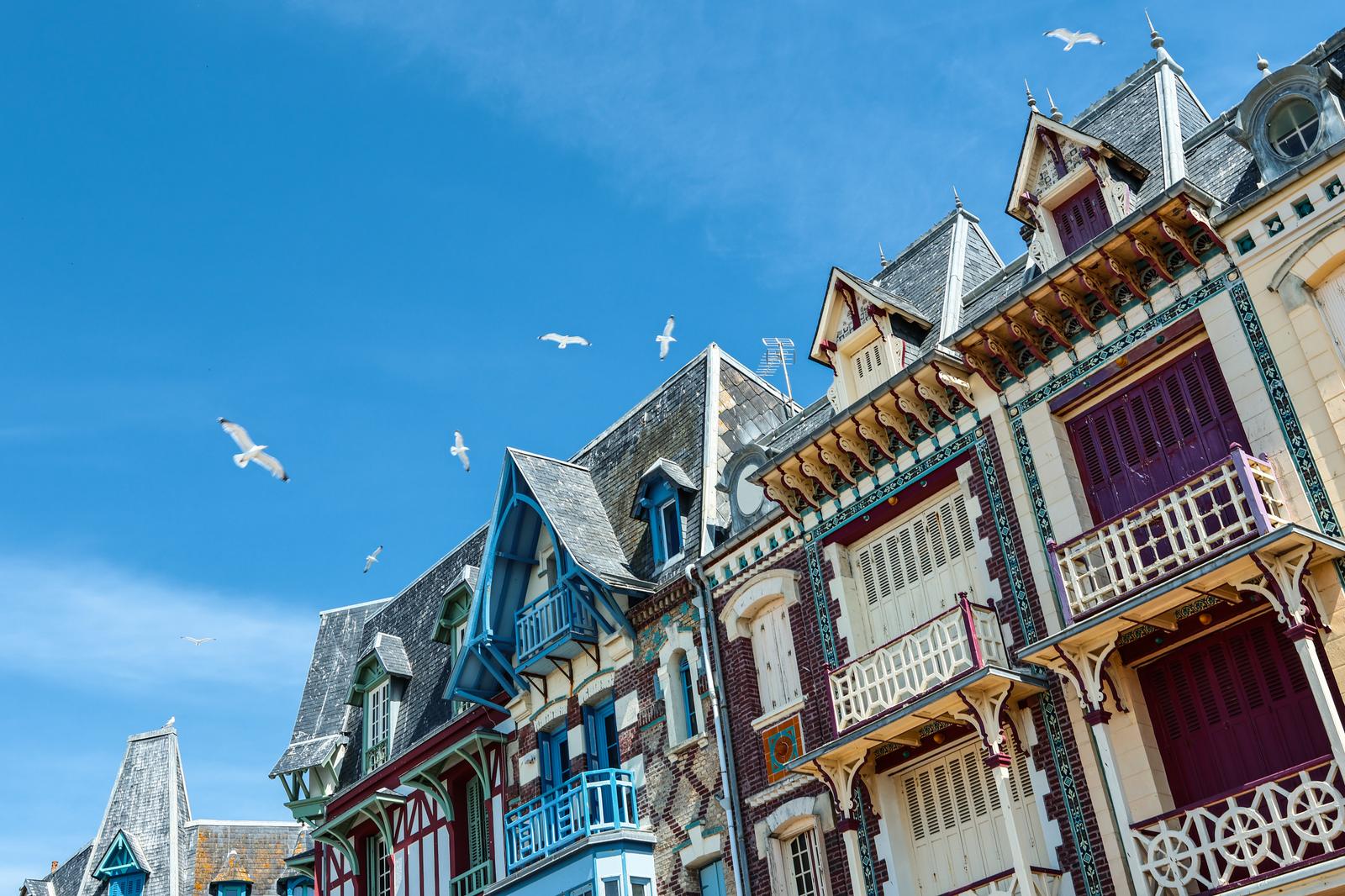 Mers-les-Bains : façades de villas art déco colorées