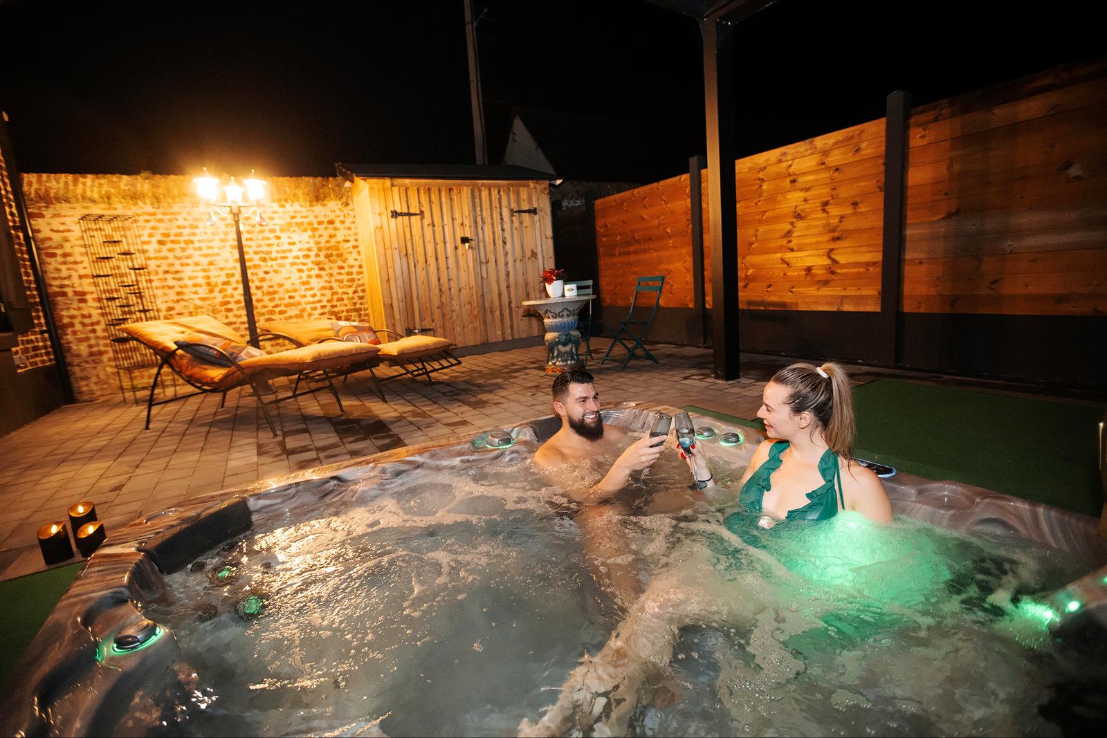 Etaing : le Boudoir de Montmartre, couple dans le spa 01