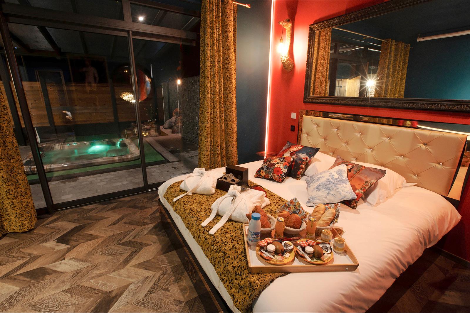 Etaing : le Boudoir de Montmartre, plateau de petit-déjeuner sur le lit
