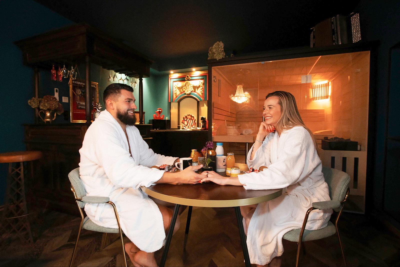 Etaing : le Boudoir de Montmartre, couple au petit-déjeuner