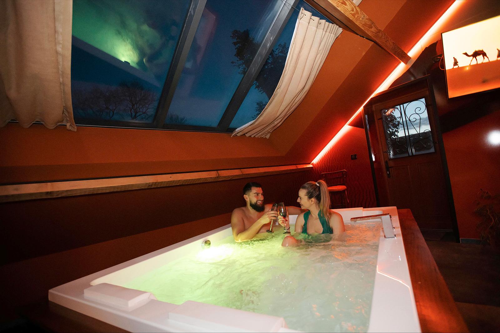 Etaing : le Riad, couple dans le spa 02