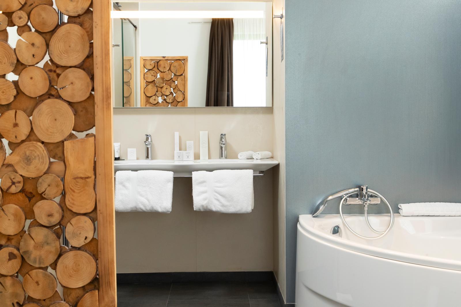 Poulainville : salle de bain de l'hôtel Kyriad 02