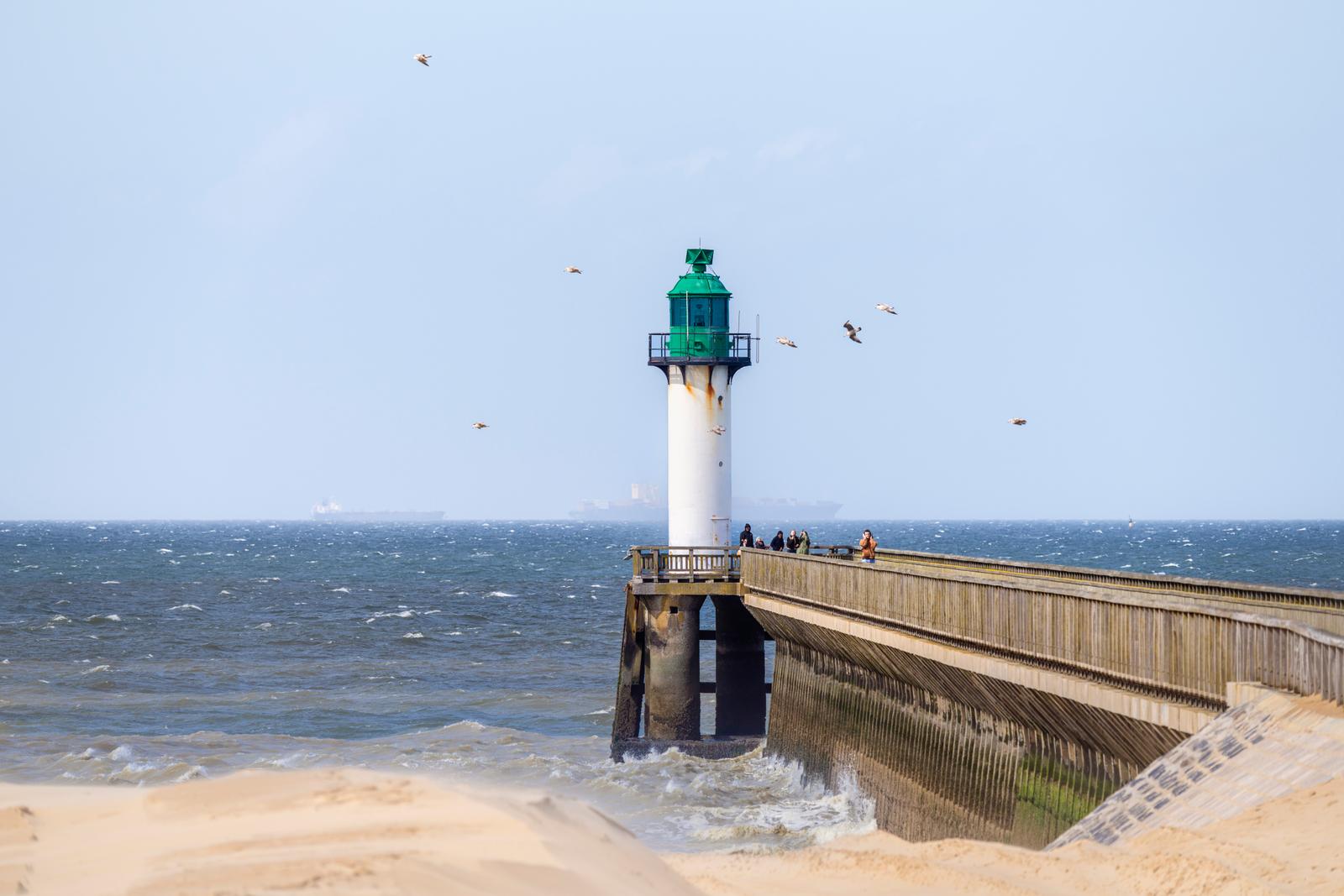 Calais : le phare en mer