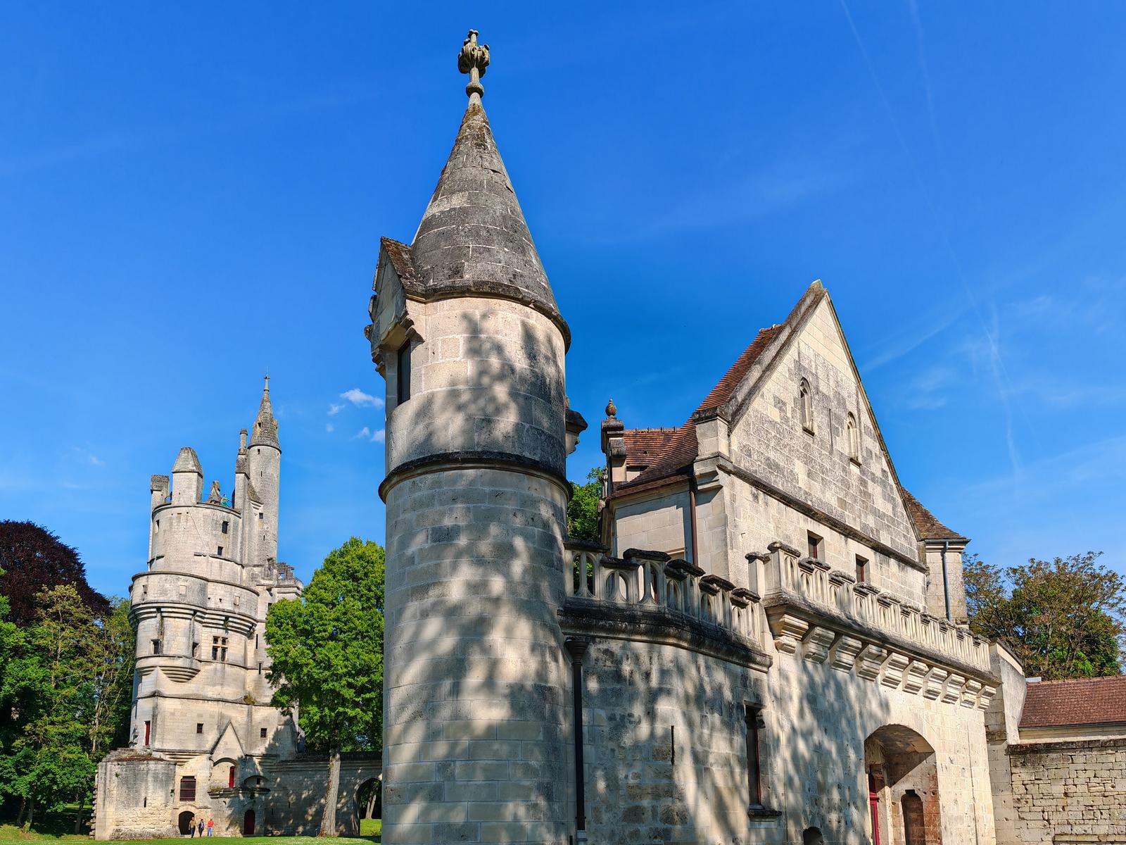 Septmonts : le donjon en été 01