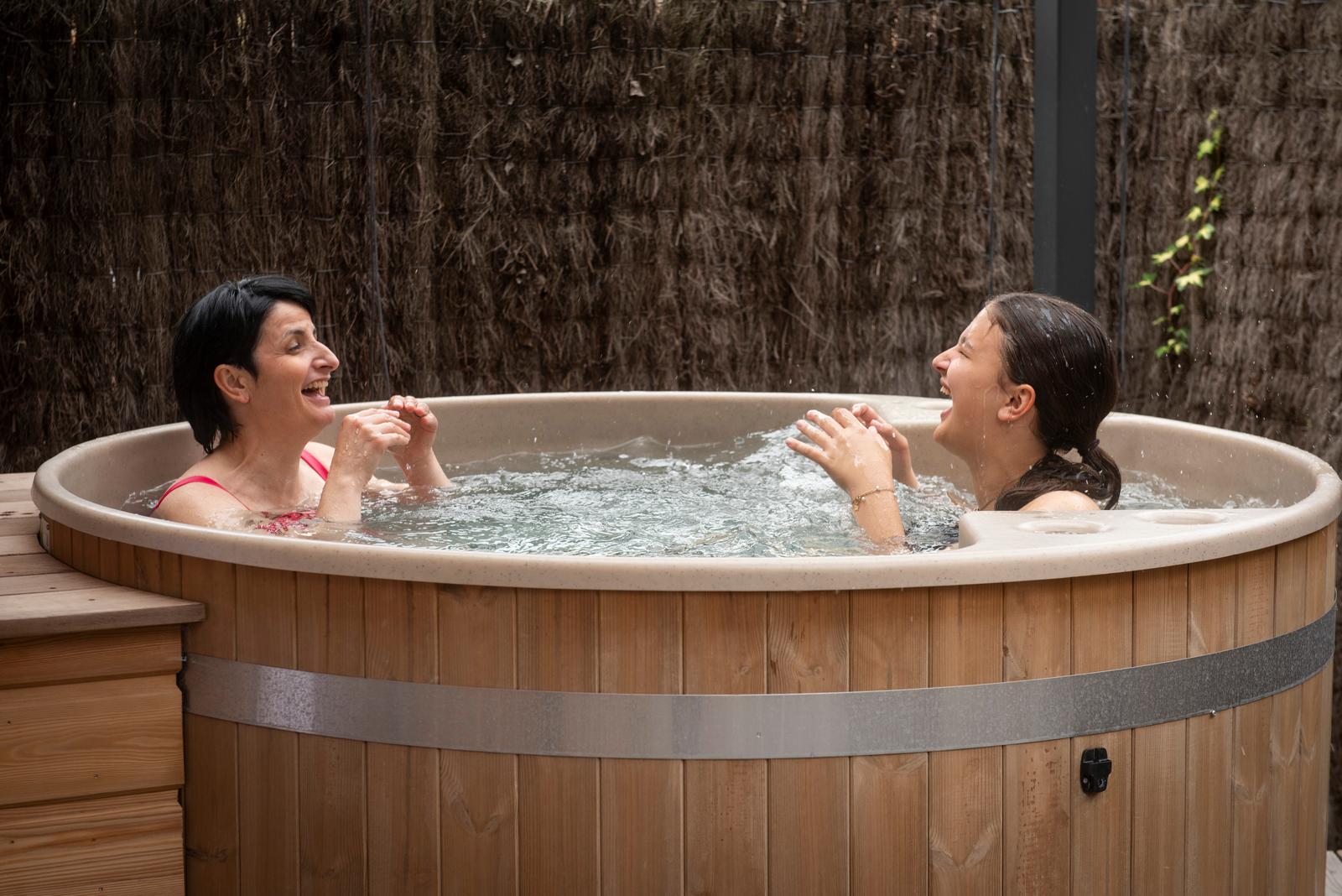 Maresches : mère et fille dans le bain nordique du gîte "Bouton d'or" 02