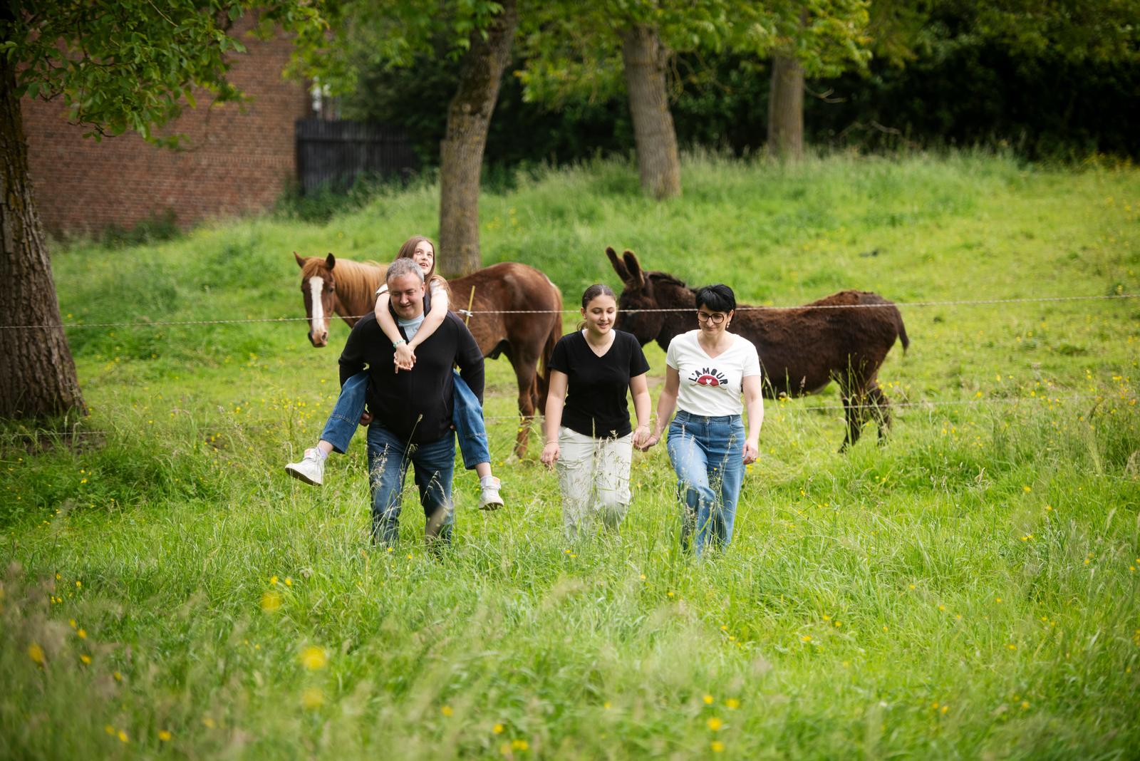 Maresches : balade en famille à la rencontre des ânes au gîte "Bouton d'or" 02