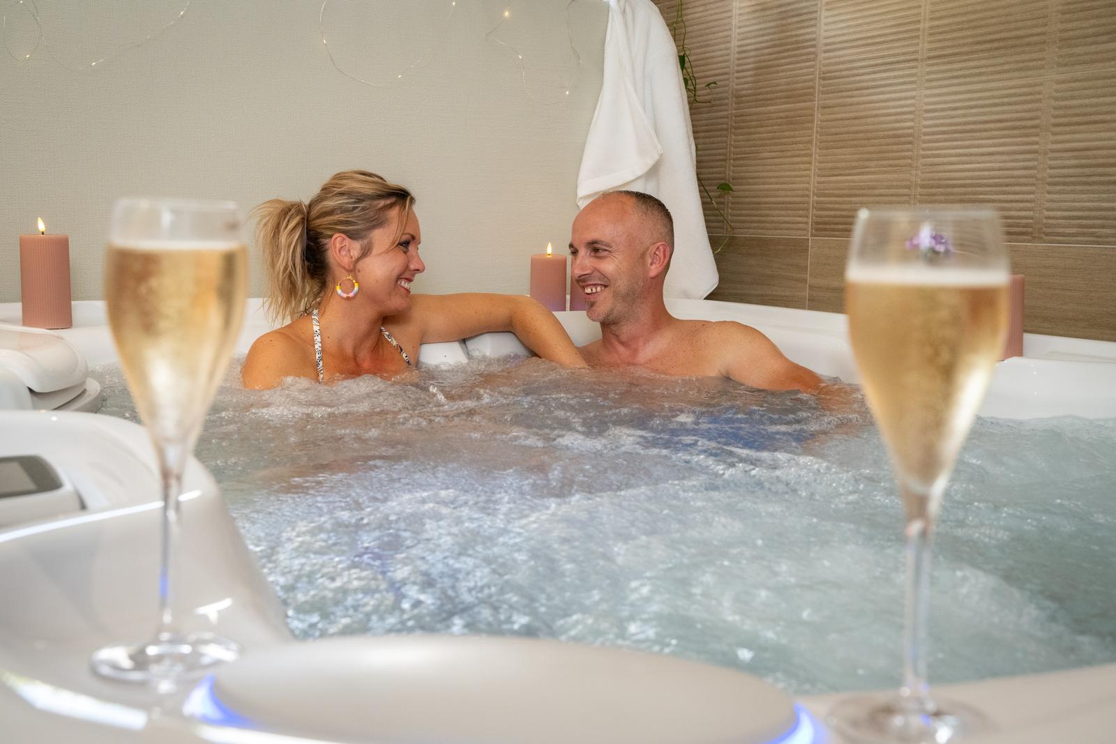 Saint-Martin-lez-Tatinghem : couple dans le spa du gîte "Le Bon Temps" 01